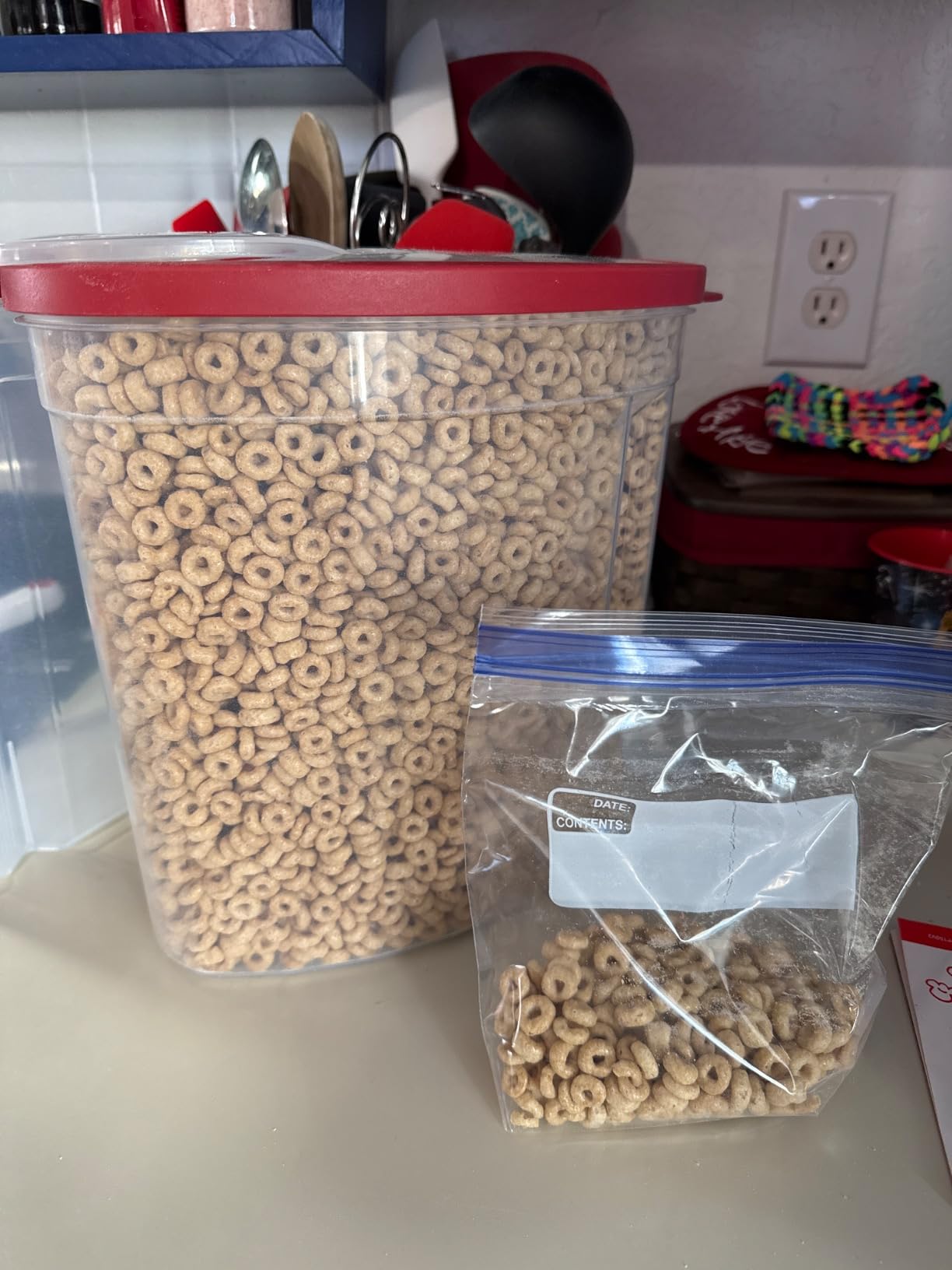 Rubbermaid Flex and Seal Cereal Keeper, 1.5 Gallon, BPA-Free, Clear with Red Lid, Airtight customer photo 2