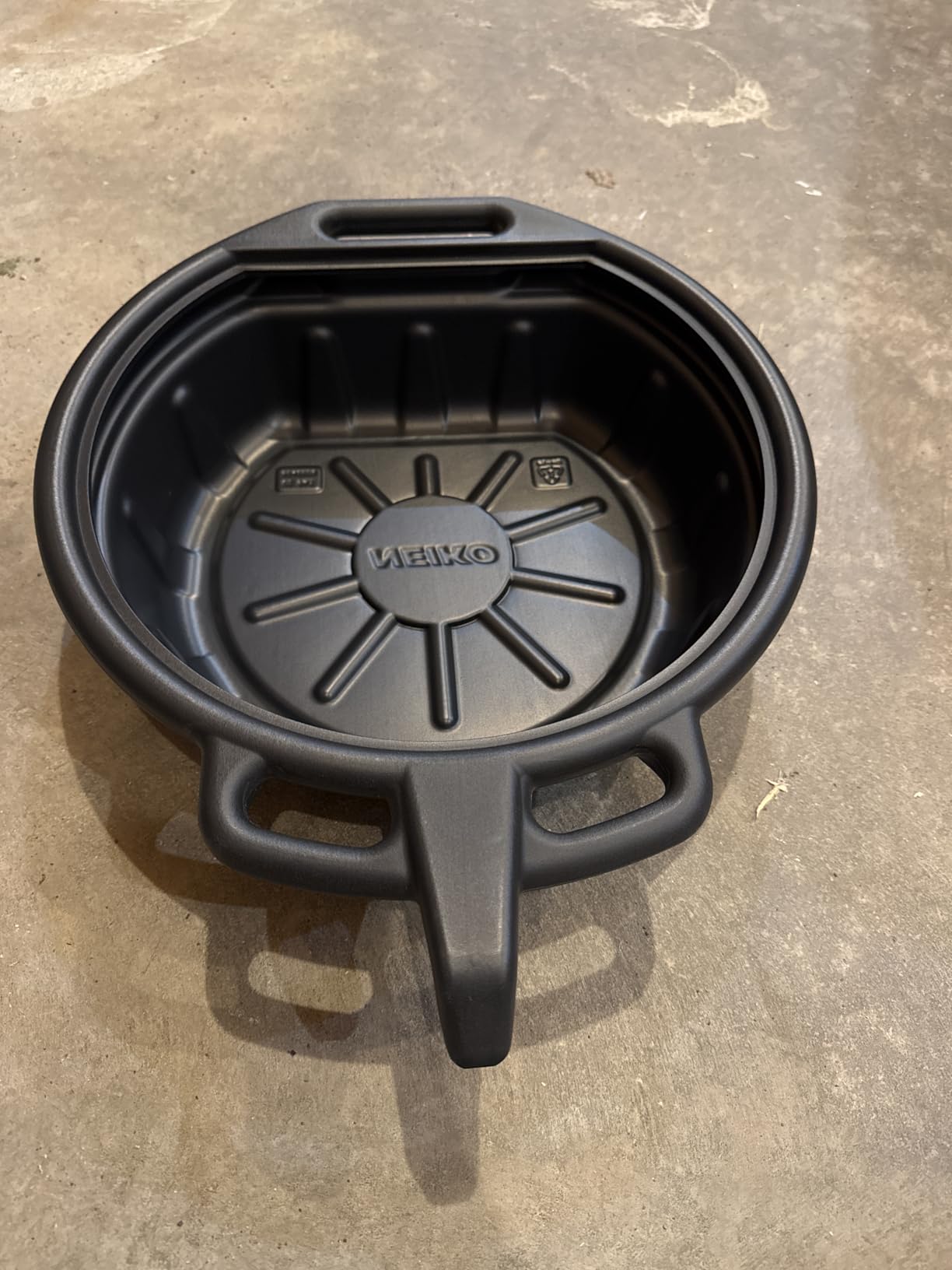 NEIKO 20762A Oil Drain Pan | Black Plastic Anti Splash | Motor Oil Drip Catcher Pan | 2 Gallon (8L) Capacity customer photo 2