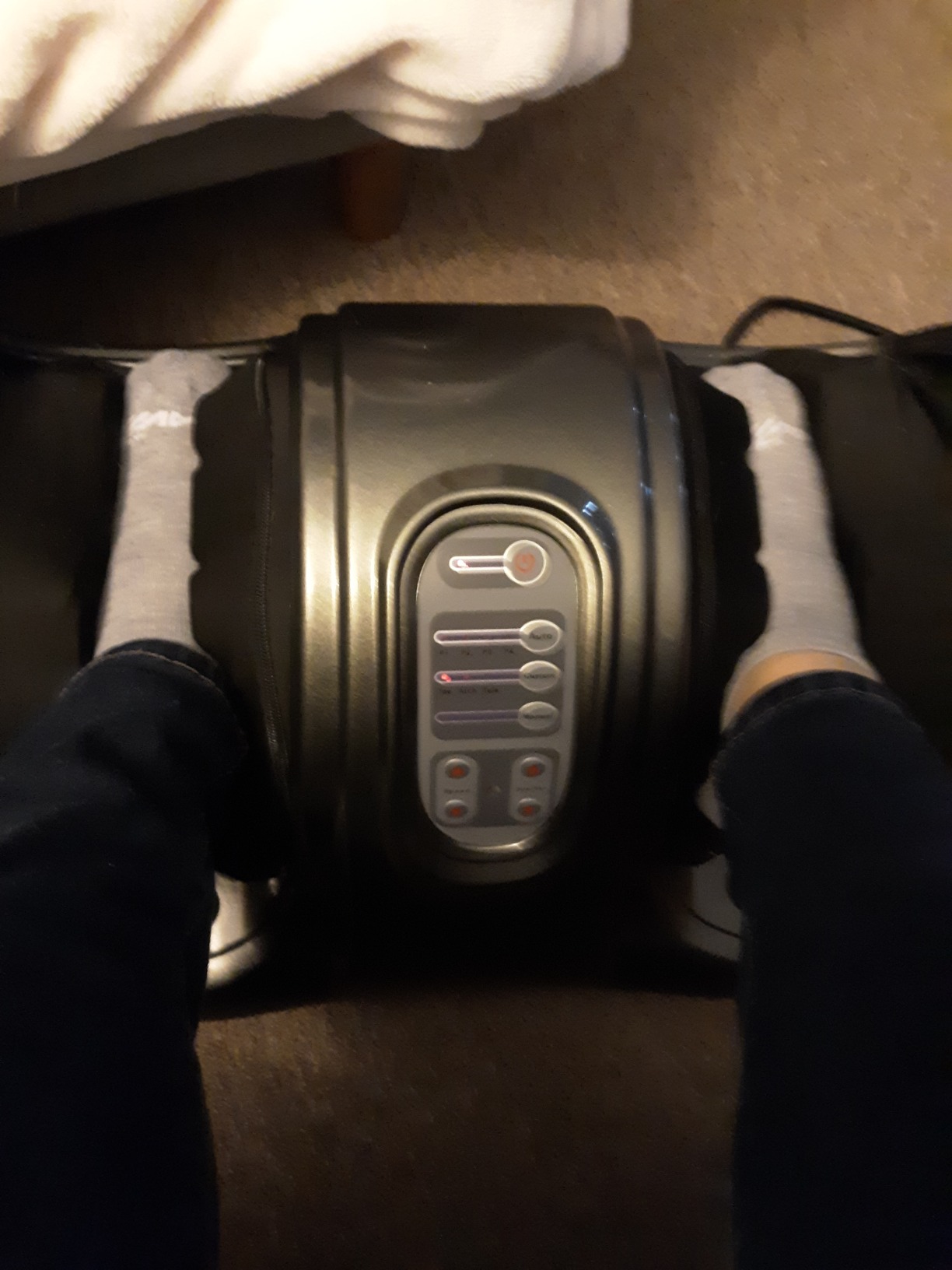 Giantex Shiatsu Foot Massager Machine, Deep Kneading Rolling Massage for Feet, Leg Calf Ankle, Electric Massager w/Remote, 4 Massage Modes, Burgundy customer photo 2