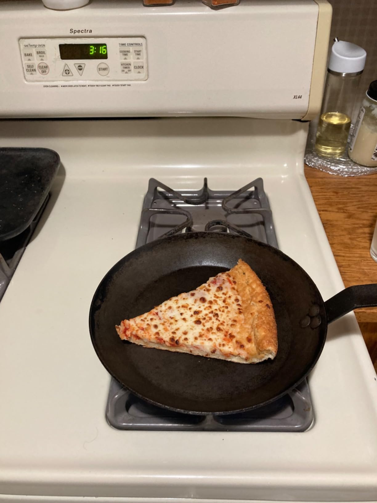 Lodge Carbon Steel Skillet with Handle Holder, 10 Inches customer photo 1
