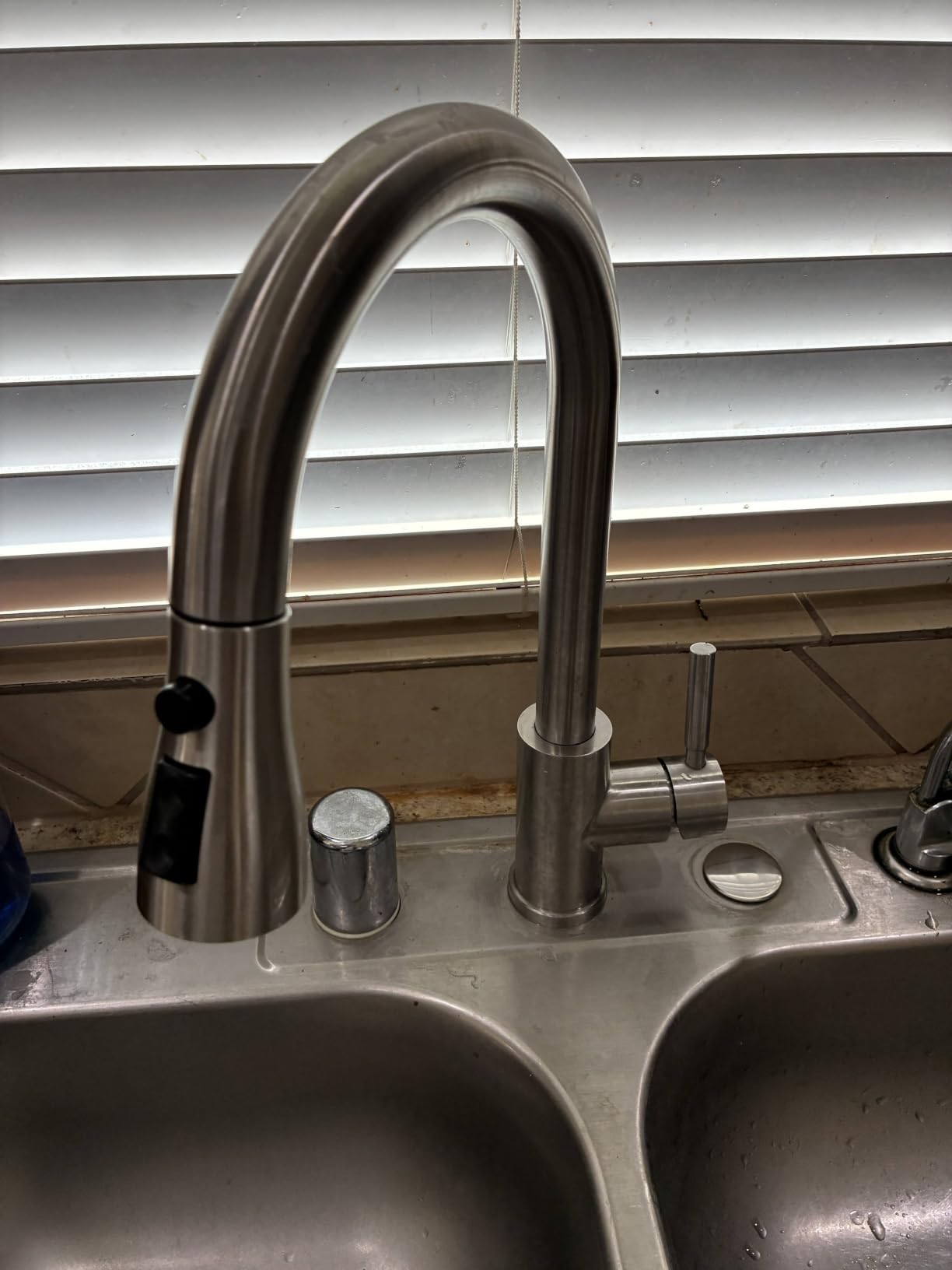 WEWE High-Arc Pull-Down Kitchen Faucet, Brushed Nickel, 3-Mode Sprayer customer photo 1