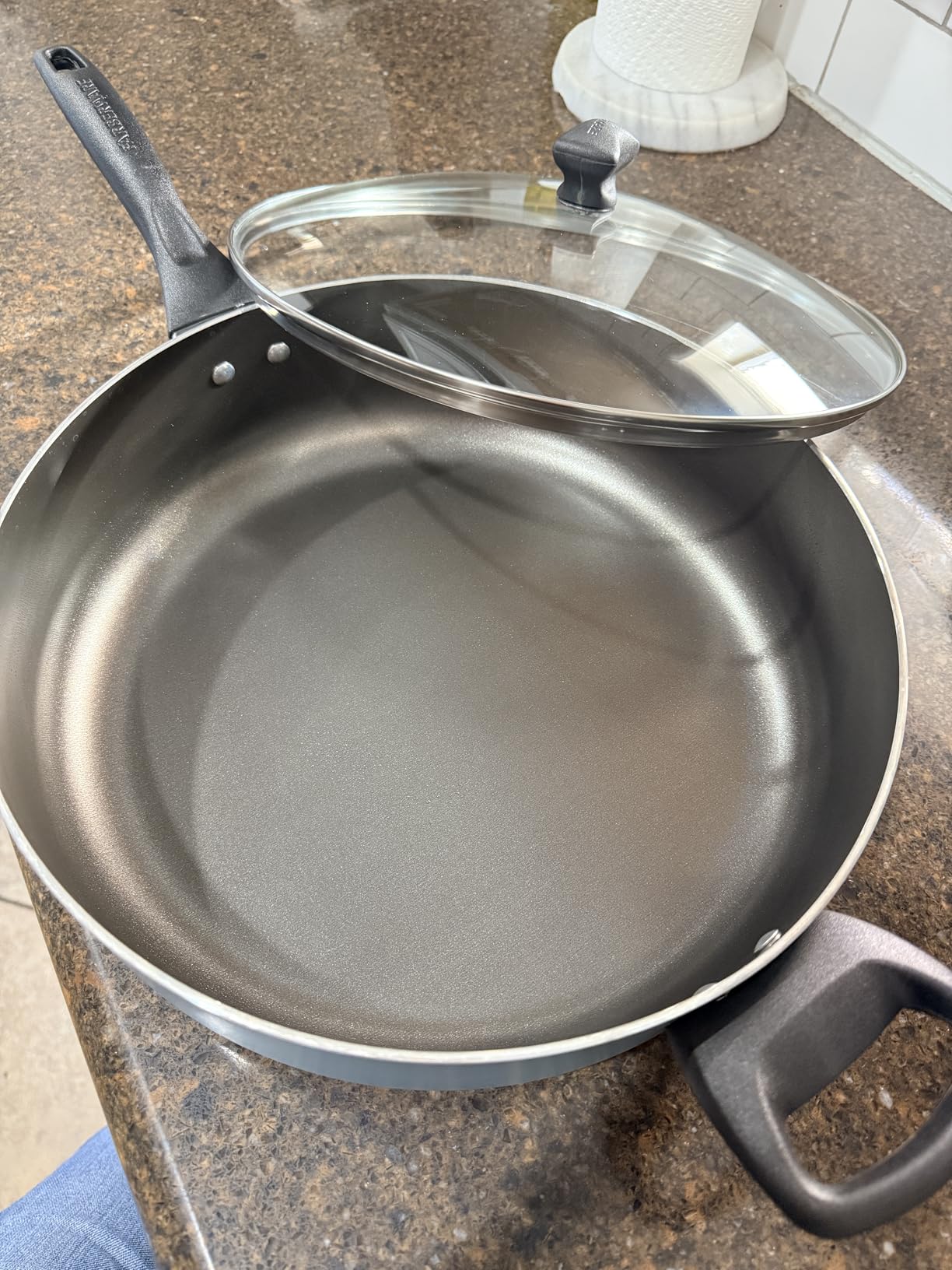 Farberware Nonstick Jumbo Cooker Chef's Saute Pan with Lid, 6-Quart, Black customer photo 1