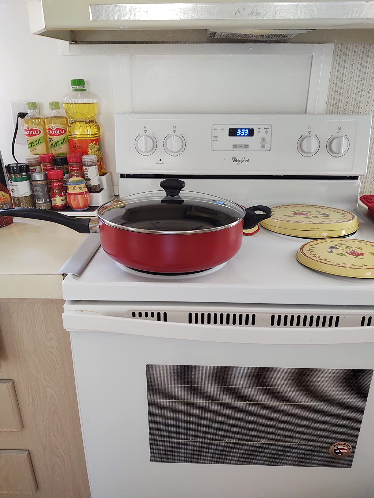 Farberware Nonstick Jumbo Cooker Chef's Saute Pan with Lid, 6-Quart, Black customer photo 2