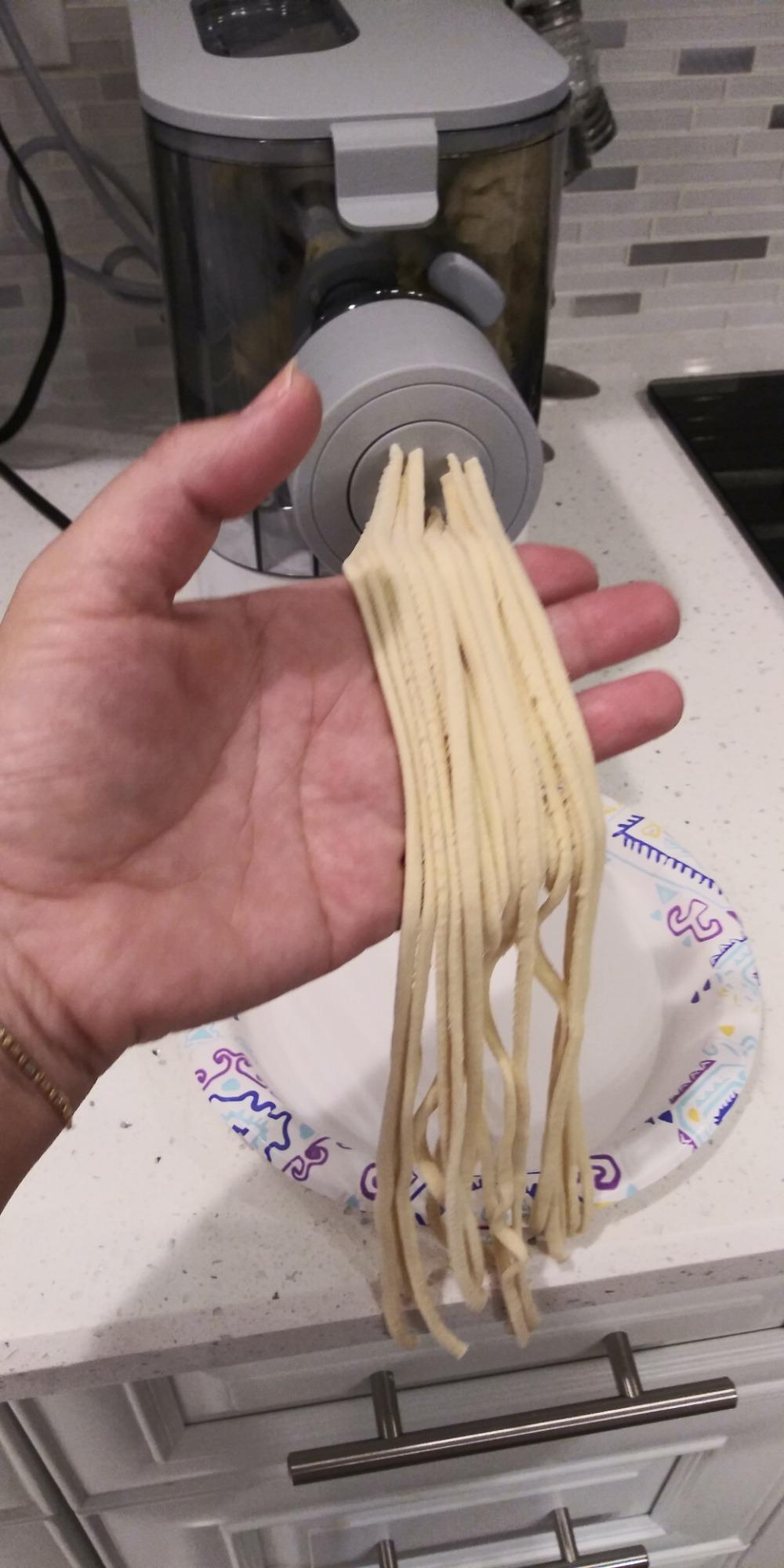 Philips Kitchen Appliances Compact Pasta and Noodle Maker, Viva Collection, Fully Automatic with 3 Classic Pasta Shaping Discs, Recipe Book, White (HR2370/05) customer photo 1