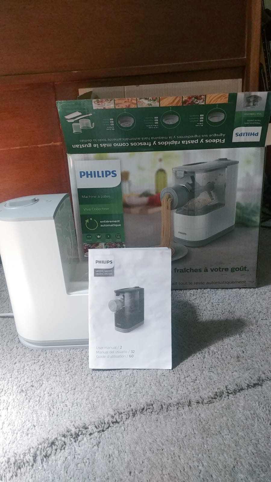 Philips Kitchen Appliances Compact Pasta and Noodle Maker, Viva Collection, Fully Automatic with 3 Classic Pasta Shaping Discs, Recipe Book, White (HR2370/05) customer photo 2