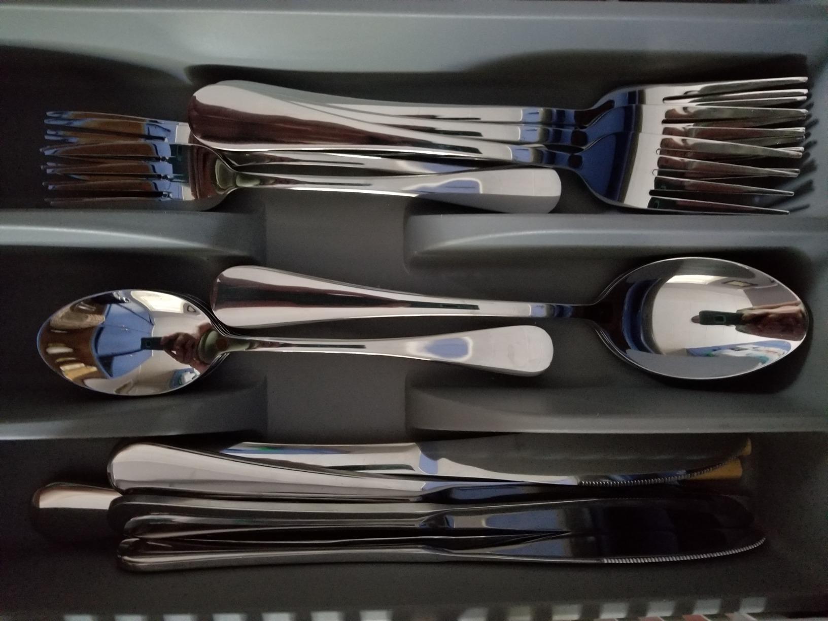 LIANYU 20 Piece Silverware Flatware Set, Stainless Steel Cutlery Set for 4 customer photo 1