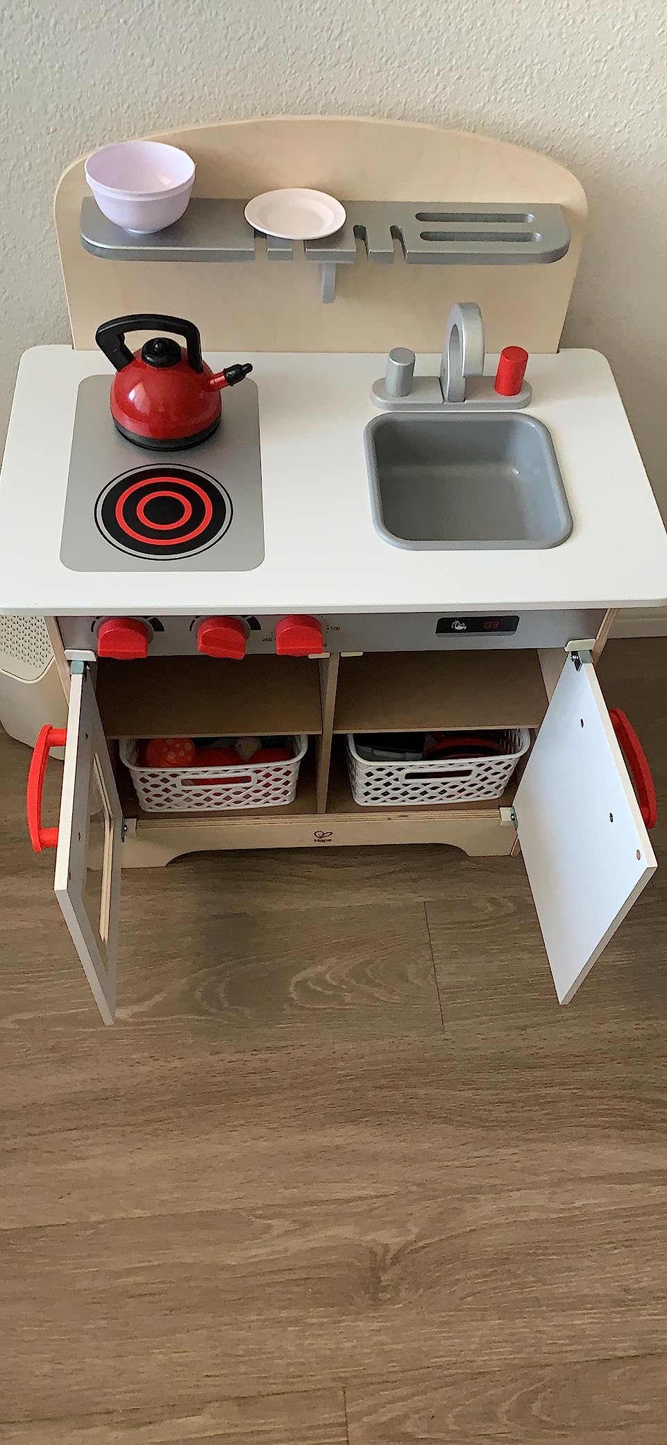 Hape Gourmet Kitchen Toy Fully Equipped Wooden Pretend Play Kitchen Set with Sink, Stove, Baking Oven, Cabinet, Turnable Knobs & Spice Shelf, Red customer photo 2