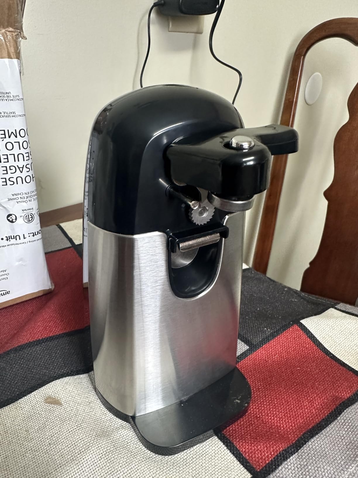 Amazon Basics 3-In-1 Electric Can Opener, Bottle Opener and Knife Sharpener with Stainless Steel Blade, Magnetic Lid Holder, Safe, Easy to Use, Powerful, Sleek Design, 50W, Black customer photo 1