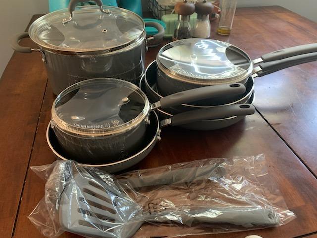 Amazon Basics Non-Stick Cookware Set, Pots and Pans with Lids, Hard Anodized Aluminum, Dishwasher Safe, Oven Safe, Black, 12-Piece customer photo 2