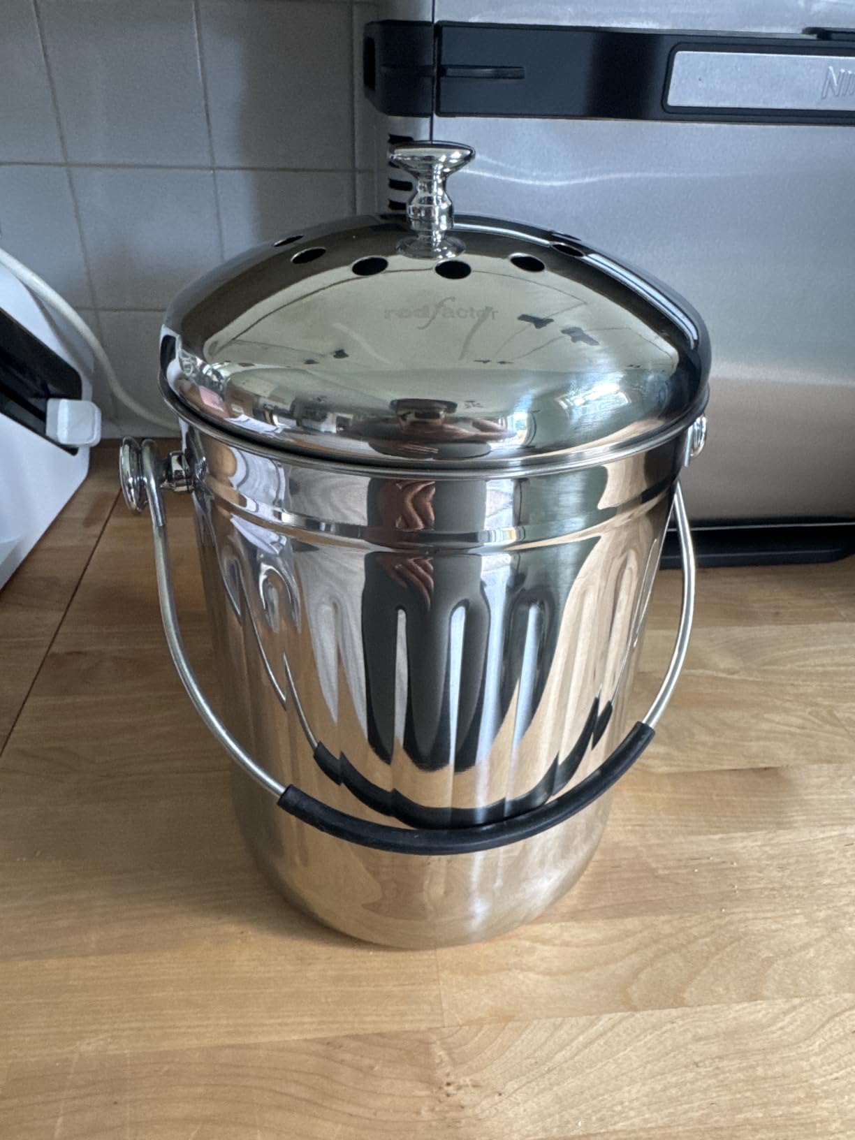 RED FACTOR Premium Compost Bin for Kitchen Countertop - Stainless Steel Food Waste Bucket with Innovative Dual Filter Technology - Includes Spare Filters (White, 1.3 Gallon) customer photo 1
