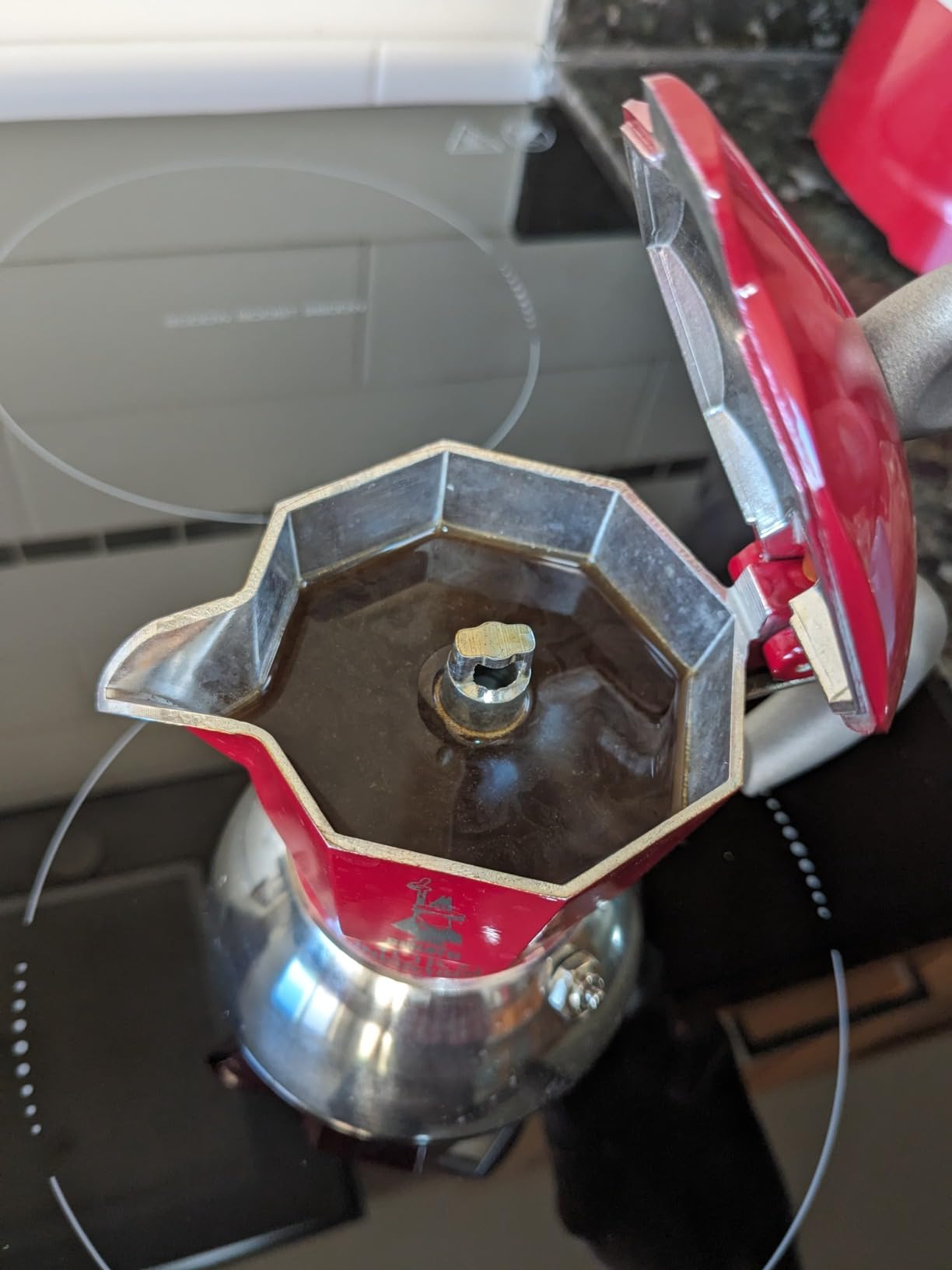 Bialetti - Moka Induction, Moka Pot, Suitable for all Types of Hobs, 4 Cups Espresso (5.7 Oz), Red customer photo 1