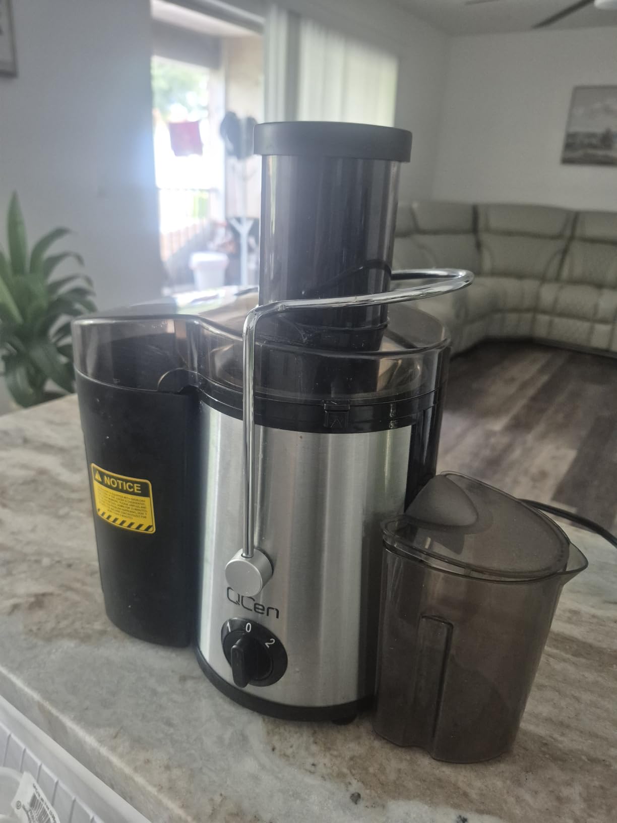 QCen Juicer Machine 500W Centrifugal Juicer with Extra Wide Feed Chute | For Fruits And Vegetables, Stainless Steel, BPA-Free Parts, Easy To Clean, Compact Countertop Juicer, Black customer photo 1