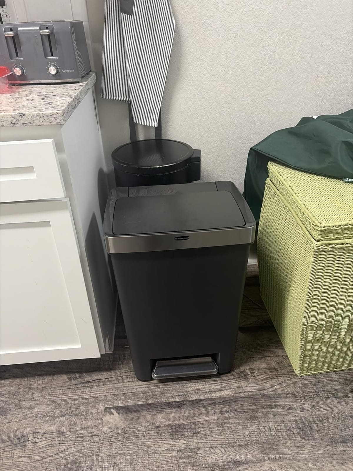 Rubbermaid Premier Series III Step-On Trash Can for Home and Kitchen, with Stainless Steel Rim, 13 Gallon, Charcoal, for Home/Kitchen/Garage/Apartment/Office customer photo 2