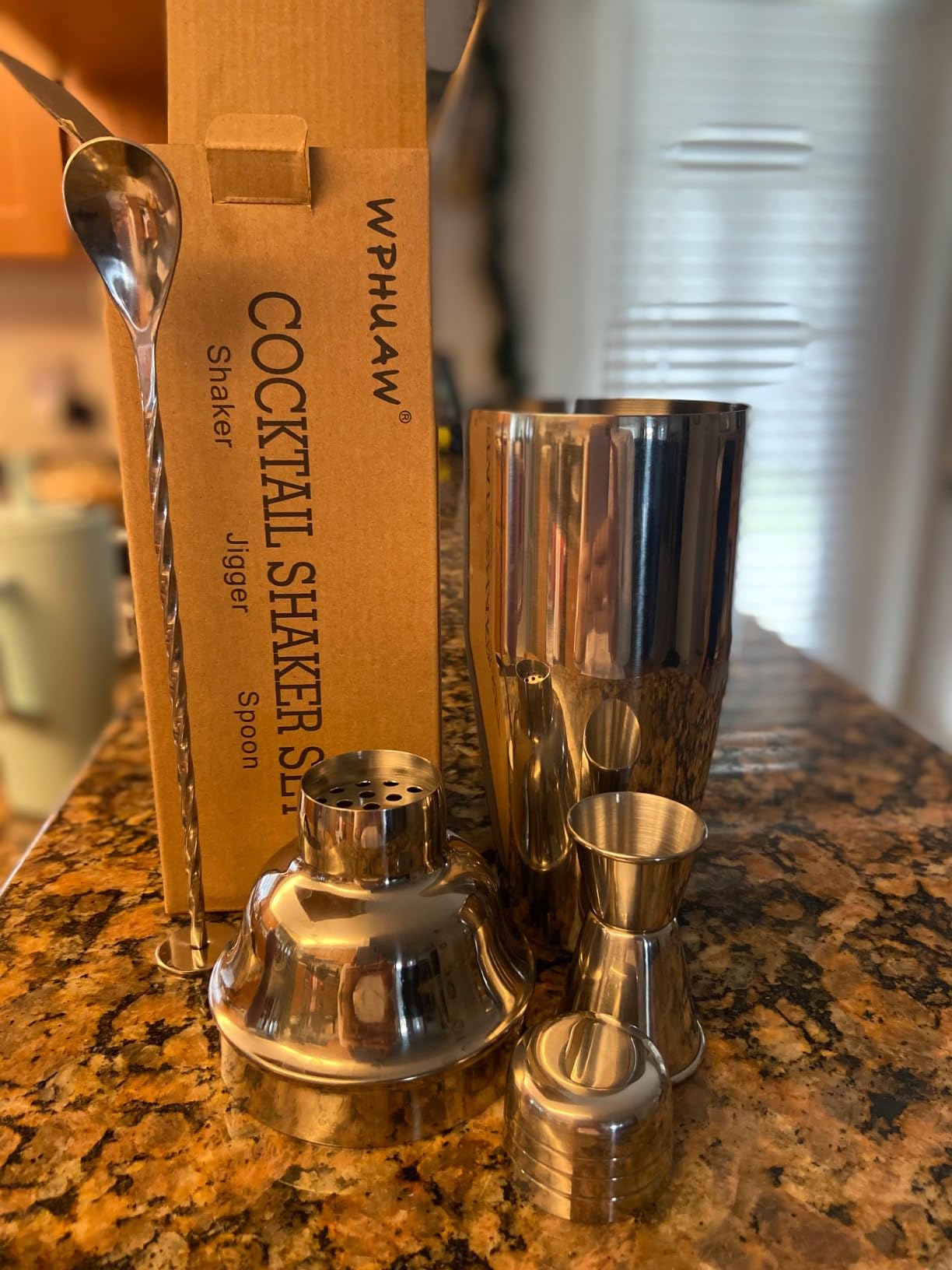 WPHUAW 24oz Cocktail Shaker Bar Set-Professional Margarita Mixer Drink Shaker Professional Stainless Steel Bar Tools Built-in Bartender Strainer for Martini Kit customer photo 2