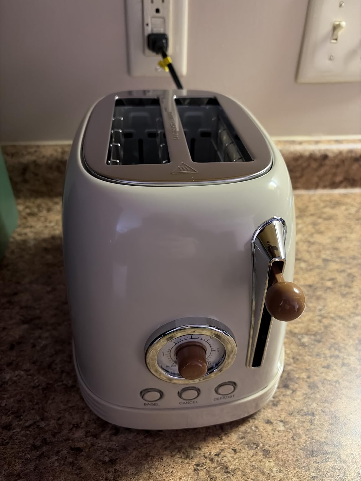 CROWNFUL 2-Slice Toaster, Extra Wide Slots Toaster, Retro Stainless Steel with Bagel, Cancel, Defrost, Reheat Function and 6-Shade Settings, Removal Crumb Tray, Cream customer photo 1