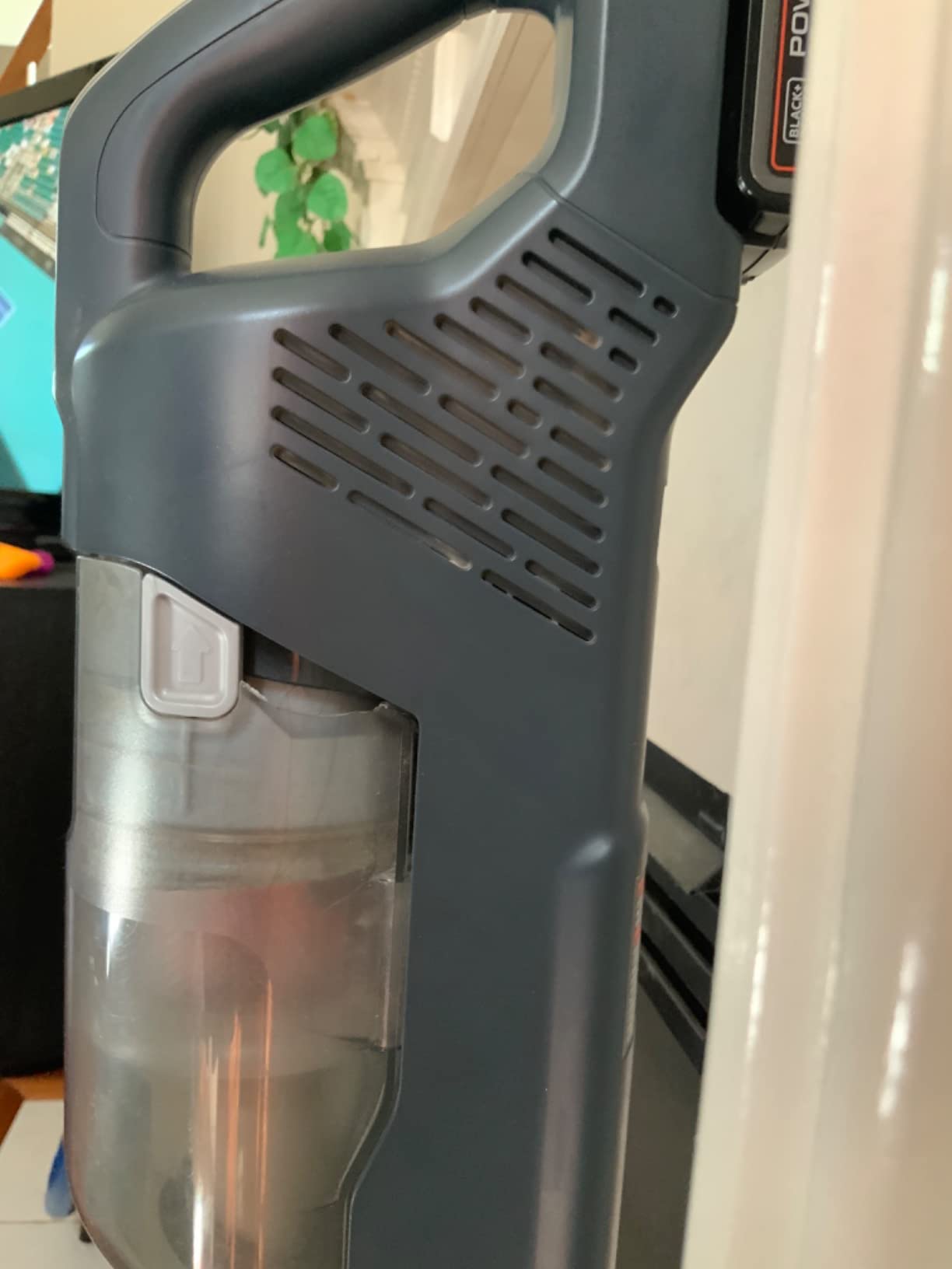 BLACK+DECKER POWERSERIES 20V MAX Cordless Stick Vacuum Cleaner, Household Vacuum Cleaners for Hardwood Floors and Carpet, LED Lights, Detachable, Anti-Tangle, Lightweight, Bagless (BHFEA18D1) customer photo 2