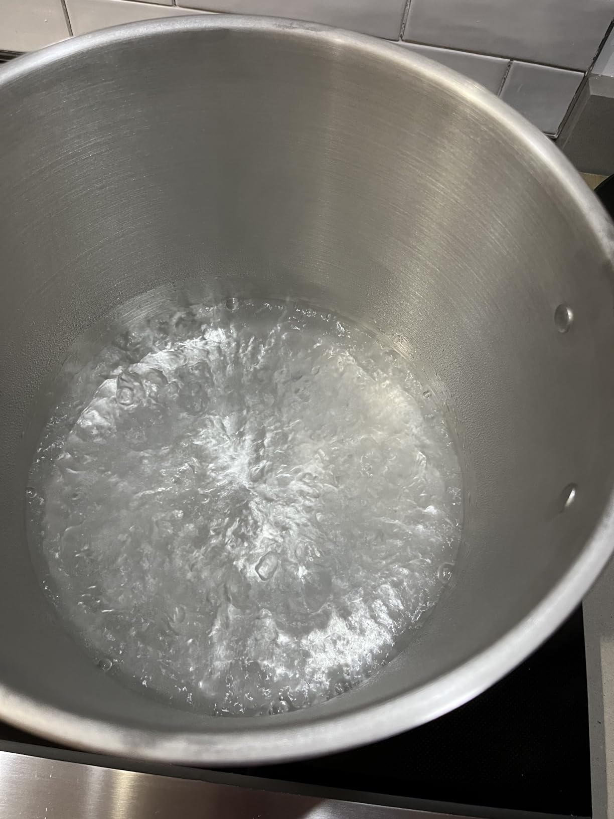 NutriChef 16-Quart Stainless Steel Stockpot - 18/8 Food Grade Heavy Duty Large Stock Pot for Stew, Simmering, Soup, Includes Lid, Dishwasher Safe, Works w/Induction, Ceramic & Halogen Cooktops customer photo 2