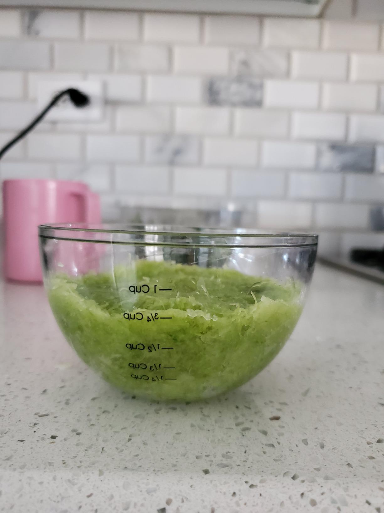 Jocuu Slow Masticating Juicer with 2-Speed Modes - Cold Press Juicer Machine - Quiet Motor & Reverse Function - Easy to Clean Juicer Extractor - Juice Recipes for Fruits & Vegetables (White) customer photo 2