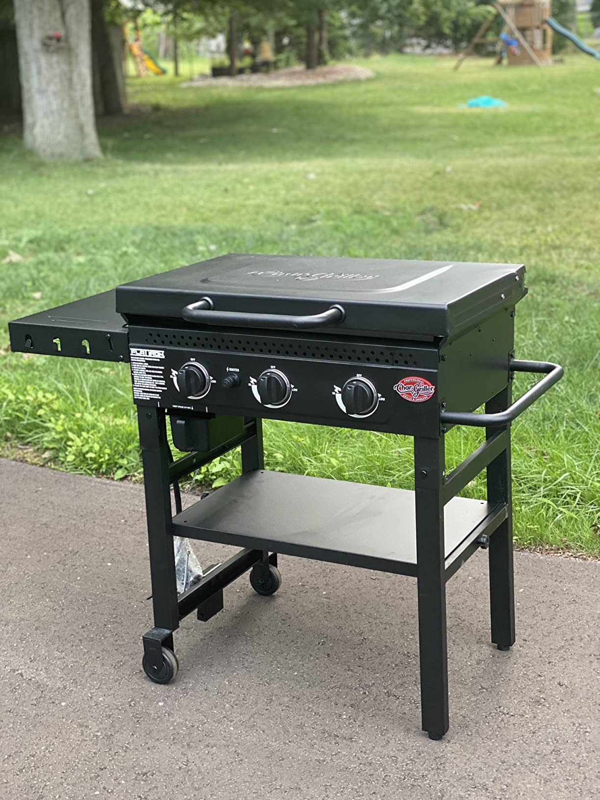 Char-Griller Flat Iron 3-Burner Propane Gas Flat-Top Griddle with Steel Griddle Top, Hinged Lid and Wind Guards, 520 Cooking Square Inches customer photo 1