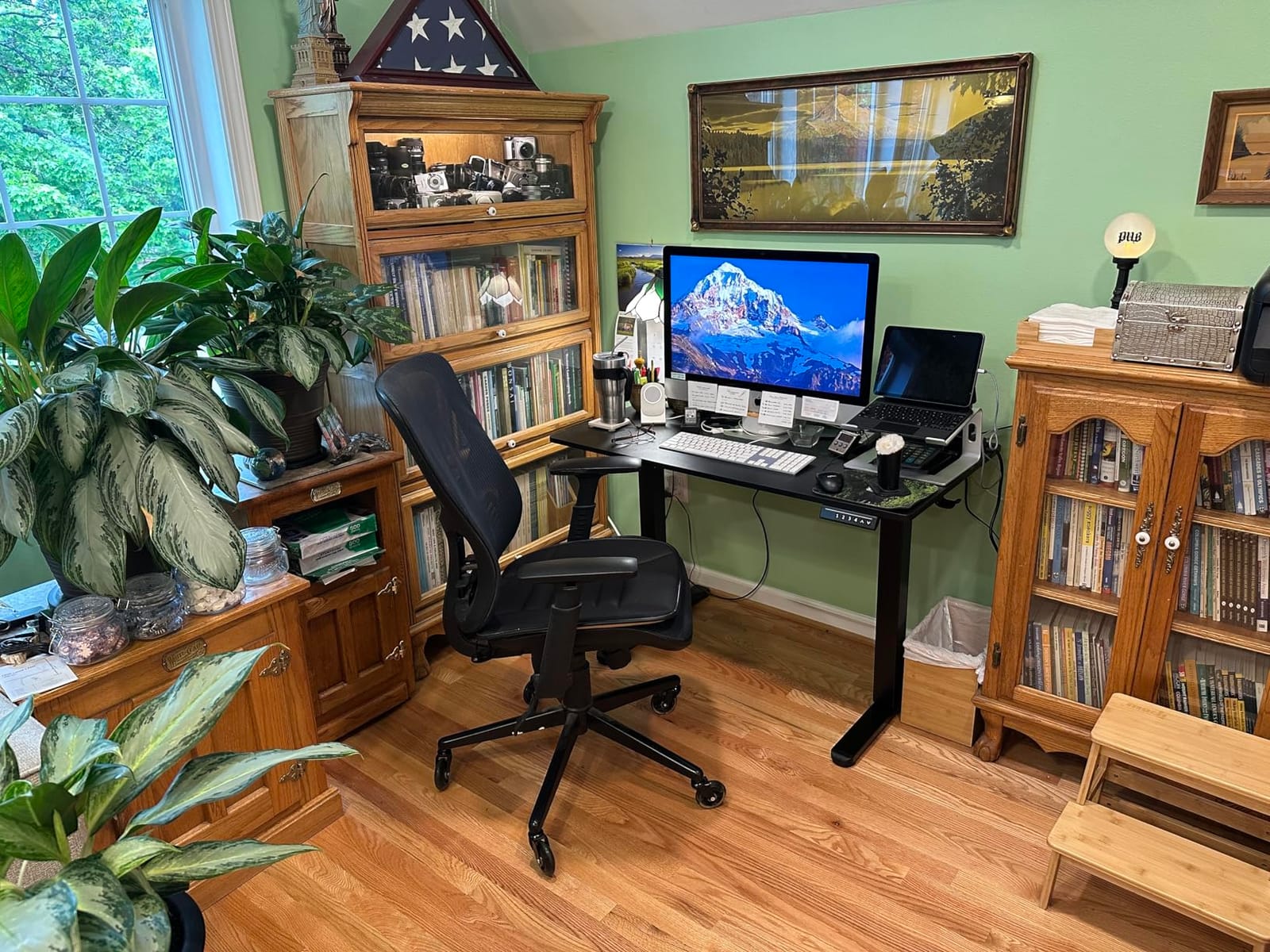 ErGear Height Adjustable Electric Standing Desk, 63 x 28 Inches Sit Stand up Desk, Memory Computer Home Office Desk, Black customer photo 2