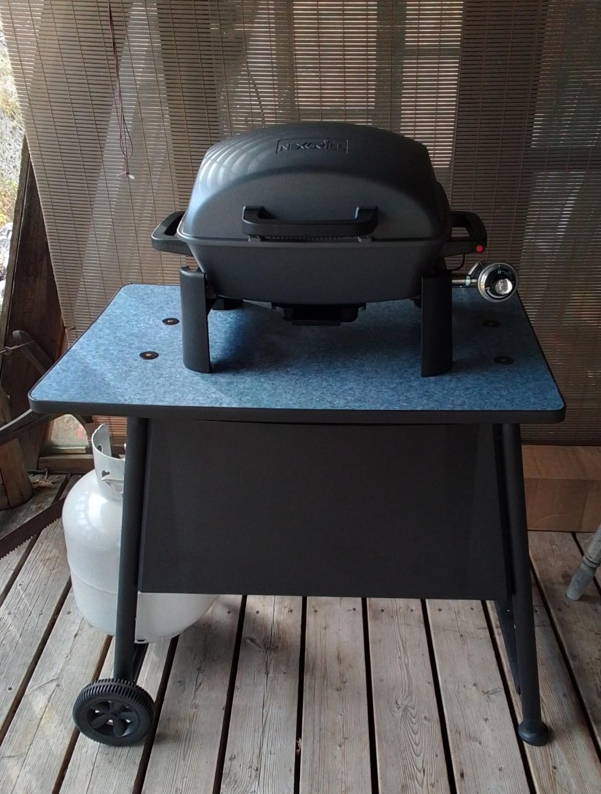 Nexgrill Tabletop 1 Burner Gas Grill, Compact with Cast Aluminum Frame | Offers 10000 BTU, Locking Lid, Piezo Ignition, 183 Sq In Cooking Space, Cast Iron Cooking Grate, For Camping & Tailgating customer photo 1