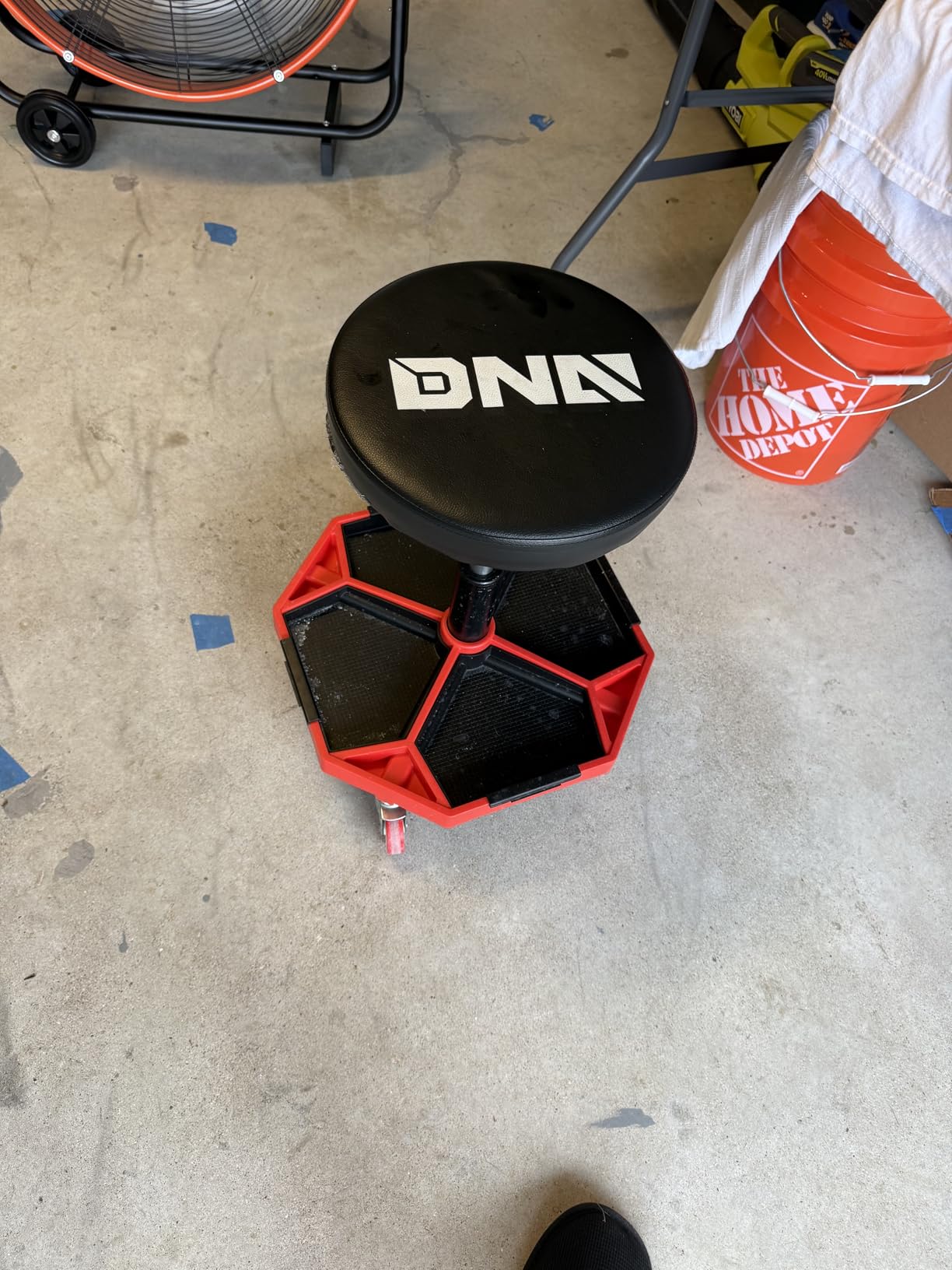 DNA Motoring TOOLS-00253 Adjustable Height Pneumatic Garage Seat Rolling Mechanic Stool with Tool Tray Storage,300lbs Max Weight Capacity customer photo 1