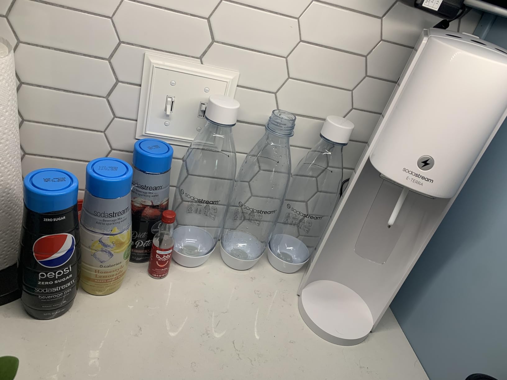 SodaStream - E-TERRA Soda Maker | VALUE BUNDLE | 3 Automatic Carbonation Levels | Includes 2x CO2 Cylinders, 3x 32 Fl Oz Dishwasher Safe Bottles, 2x Bubly Fruit Flavor Drops, 1x Power Adapter | Black customer photo 2