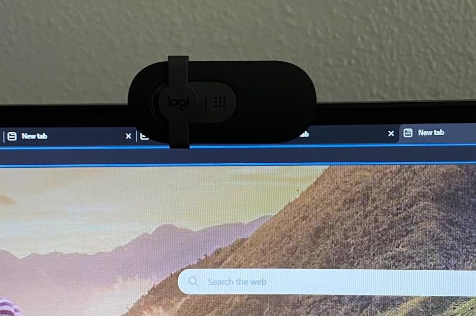 Logitech Brio 101 Full HD 1080p Webcam for Streaming and Meetings - Black | 1080p with auto-light correction, built-in mic, privacy shutter, USB-A, compatible with Teams, Google Meet, Zoom and more customer photo 1