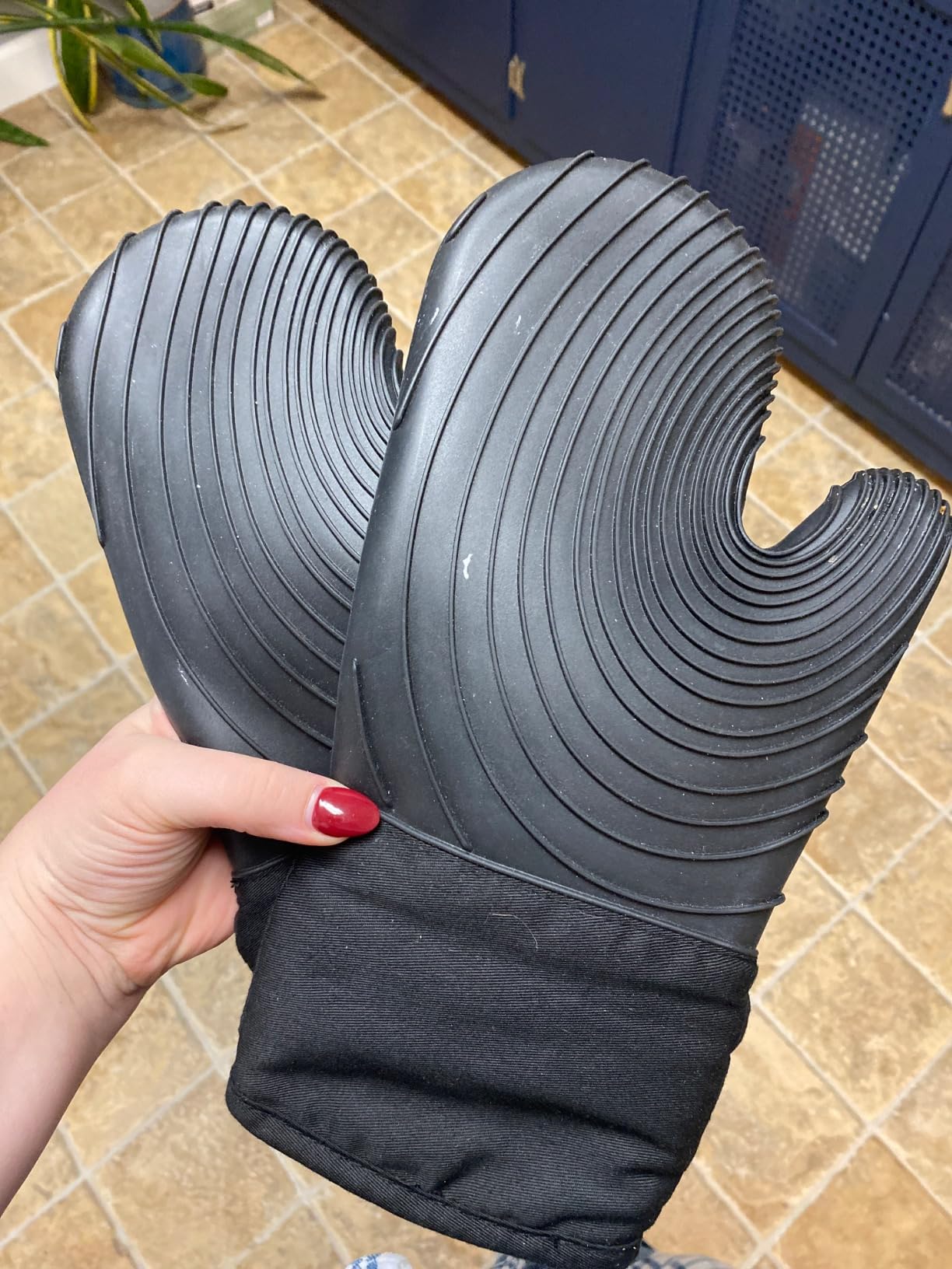 Silicone Oven Mitts-13.6 in Extended Oven Mitts Heat Resistant 500F, Oven Gloves with Soft Liner Good Grippy BPA-Free Easy to Clean Flexible-Oven Mits Set for Cooking Baking Grilling BBQ customer photo 1