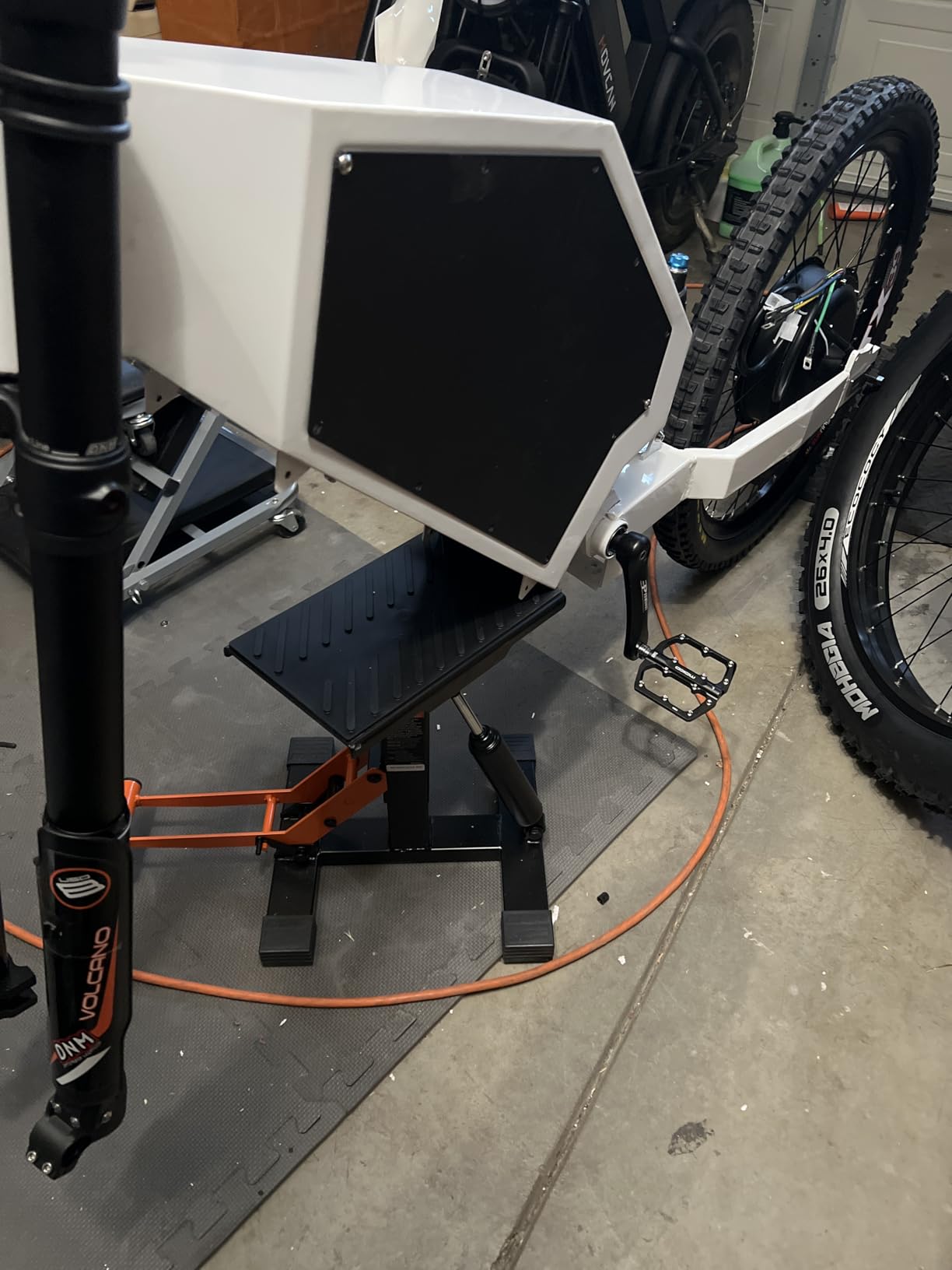VEVOR Dirt Bike Lift Stand 440 lbs Capacity Motorcycle Jack Lift Stand customer photo 1