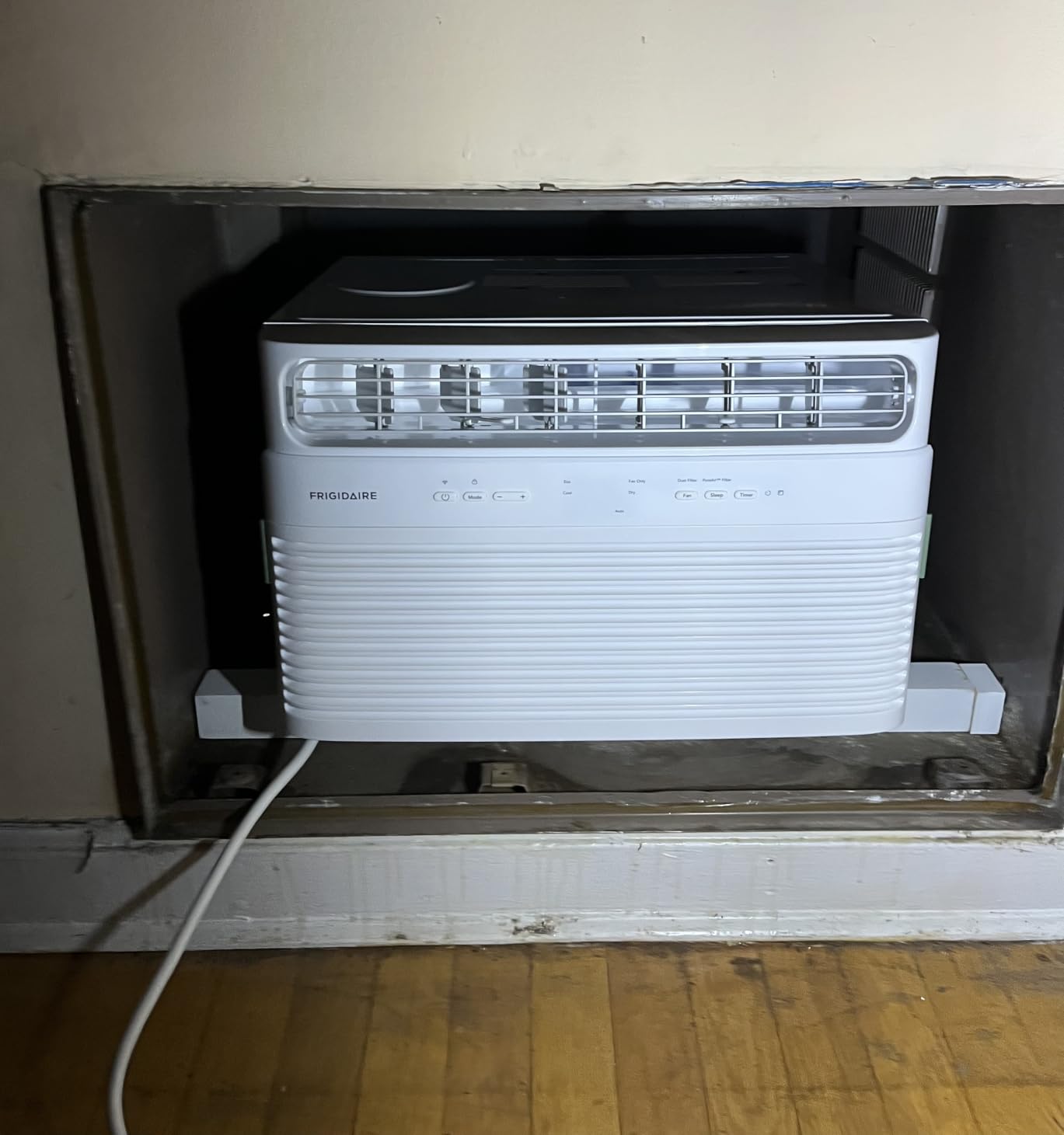 Frigidaire 8,000 BTU Window Air Conditioner with Remote Control, Cools Up to 350 Sq. Ft., Quiet Operation, Eco Mode, 3 Fan Speeds, Auto Restart, White customer photo 1