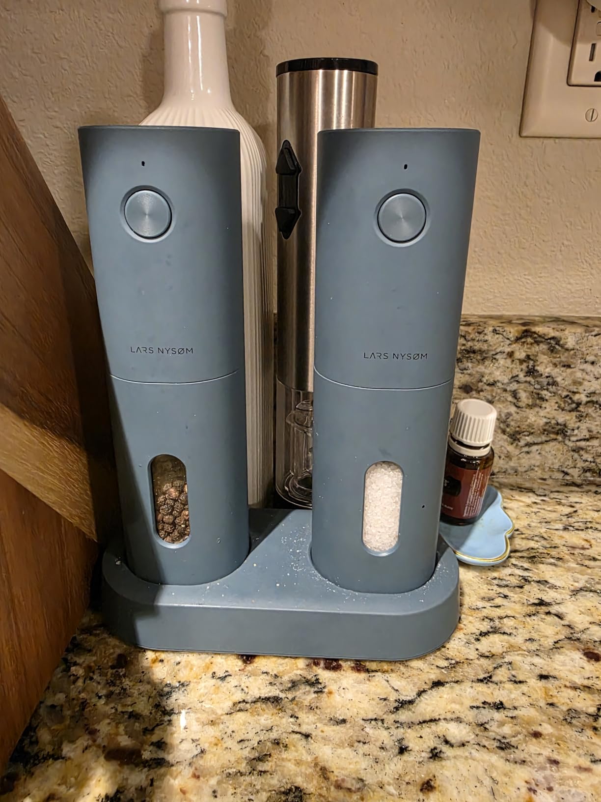 LARS NYSØM Electric Salt and Pepper Grinder Set - Salt and Pepper Mill Set customer photo 2