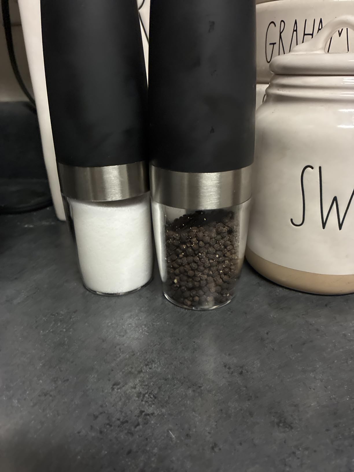 UNNEES Battery Operated Gravity Salt And Pepper Grinder Set, 2 Pcs (Black) customer photo 1