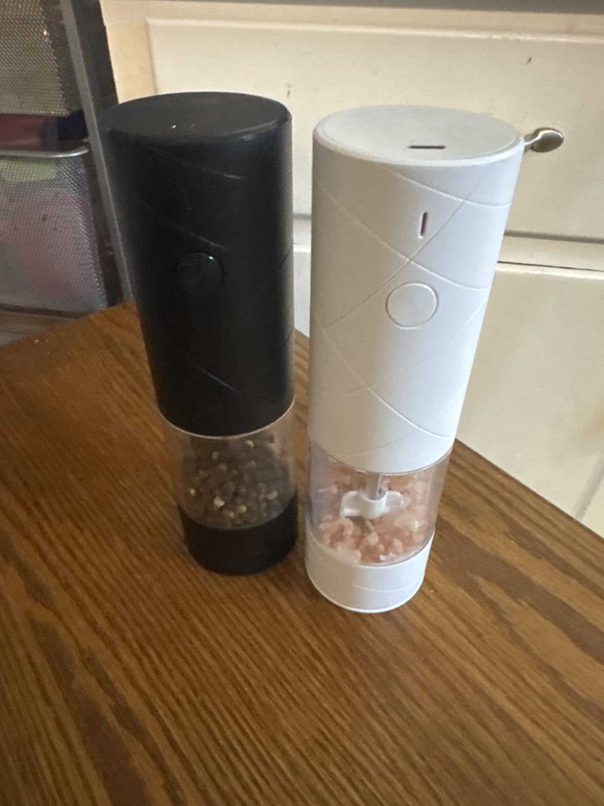 Rechargeable Electric Salt and Pepper Grinder Set, Automatic Salt and Pepper Shakers, Adjustable Coarseness Pepper Grinder with Led Kitchen and Home Appliances Gifts for Women(Blackwhite) customer photo 2