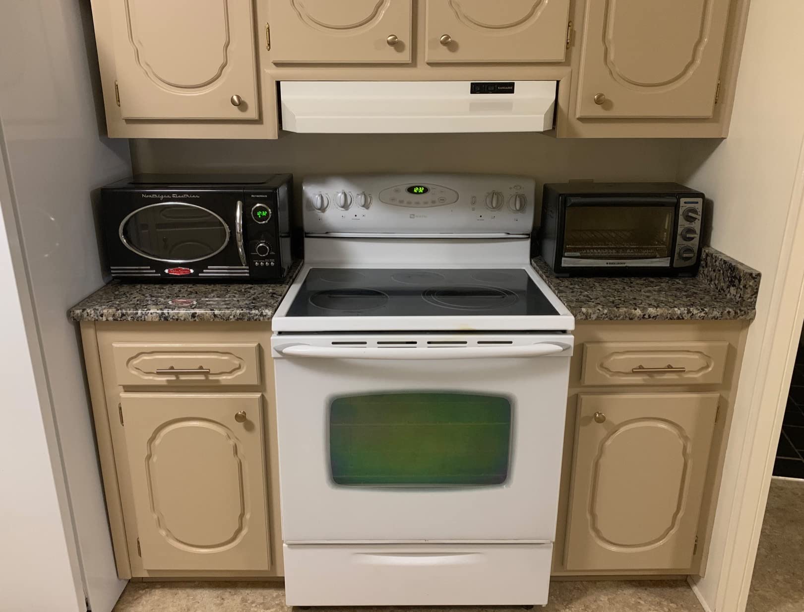 Nostalgia Retro Compact Countertop Microwave Oven - 0.7 Cu. Ft. - 700-Watts with LED Digital Display - Child Lock - Easy Clean Interior - White customer photo 1
