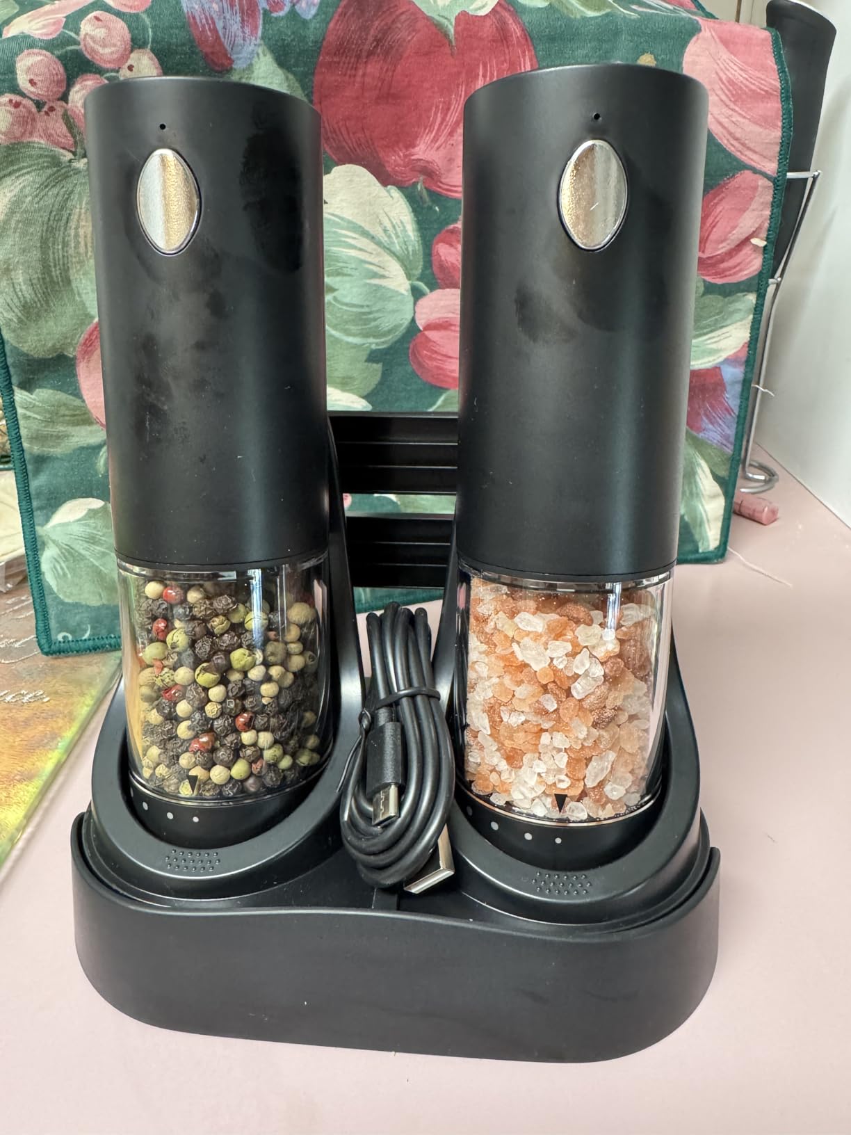 CIRCLE JOY Electric Salt and Pepper Grinder Set Automatic Salt and Pepper Grinder Set with Easy-to-Carry Charging Base and LED Light, USB Rechargeable, Upgrade External Adjustable Coarseness customer photo 1
