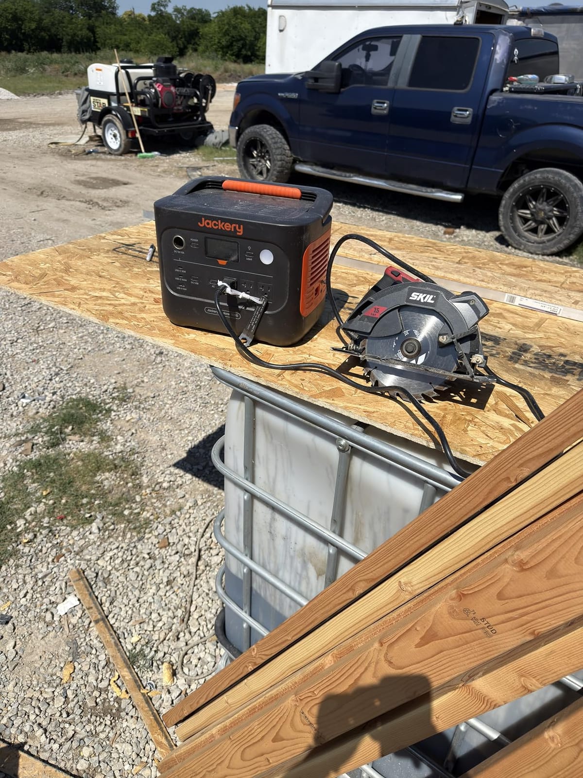 Jackery Solar Generator 1000 v2 and 200W Solar Panel, 1070Wh, 1500W AC | 1 Hr Fast Charge, LiFePO4 Battery, 100W USB-C Output, for Outdoor, Off-Grid Living, RV, Emergency customer photo 1