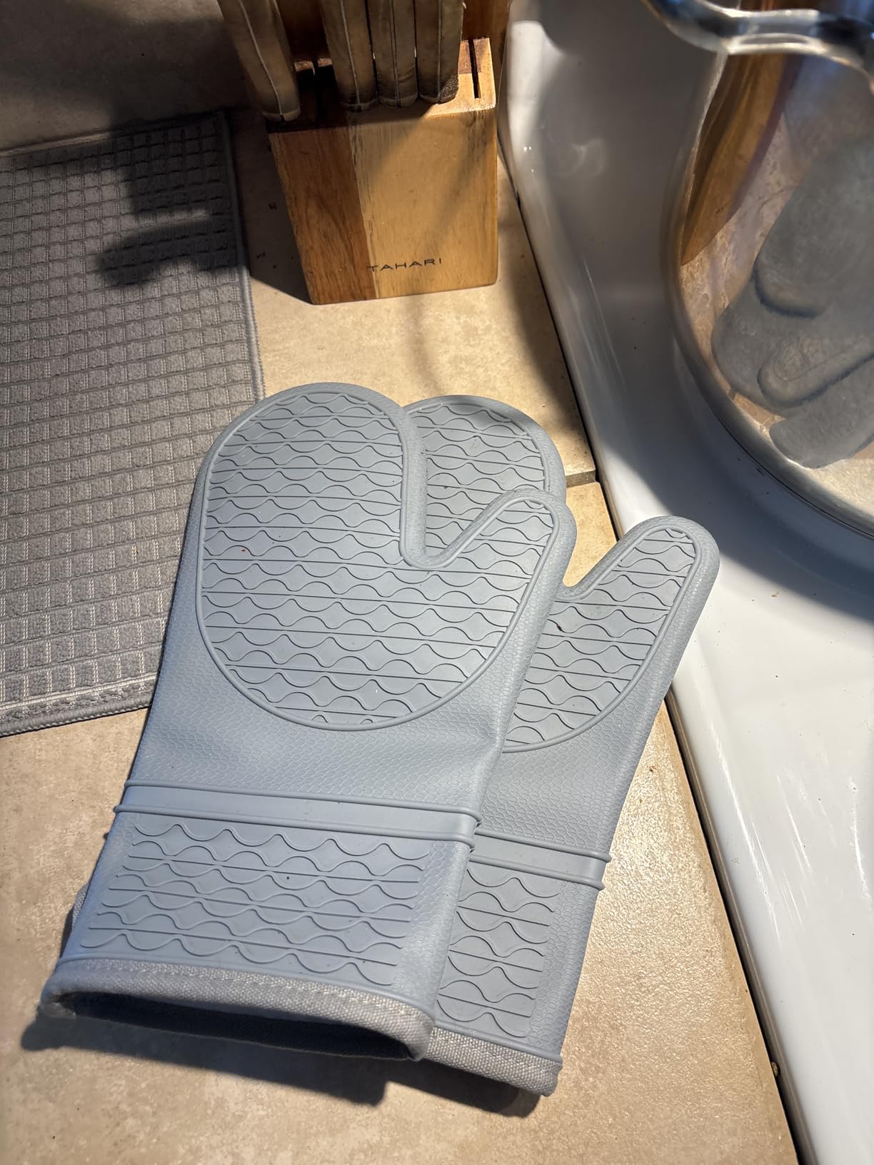 Silicone Oven Mitts, Heat Resistant 2PCS Oven Mitts with Soft Cotton Lining, Waterproof Non-Slip Grip Oven Glove, Kitchen Potholder Mits for BBQ, Baking, Cooking, 12.5 Inch - Grey customer photo 2