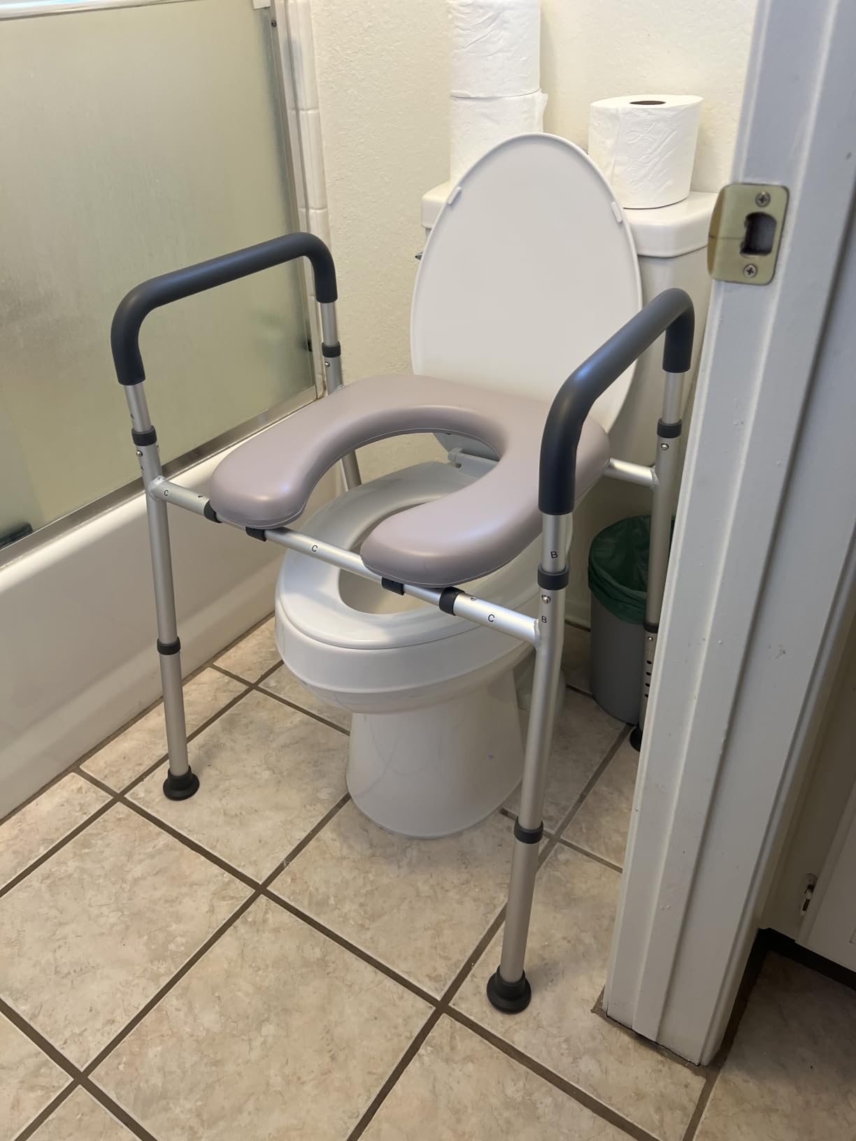 soundfuse Heavy Duty Raised Toilet Seat with Handles for Senior, 400 lbs customer photo 2