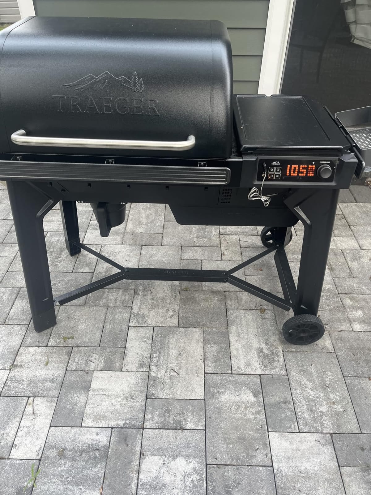 Traeger Woodridge Wood Pellet Grill & Smoker, 860 Sq In, WiFi | 500°F max temp, 6-in-1 versatility - grill, smoke, bake, roast, braise & BBQ with WiFIRE app control customer photo 2