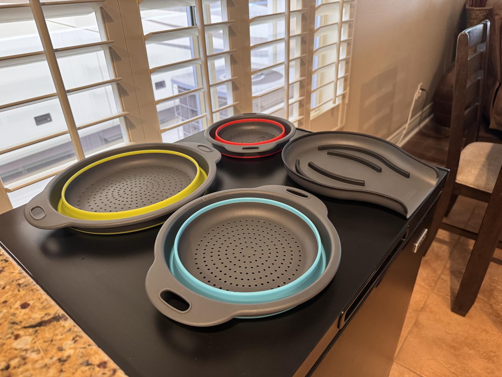 Gevoli Collapsible Colanders (3 Pack Set) Food Strainers with Over-Sink Water Draining Base for Pasta Fruits and Vegetables (Patent Pending) White (3 Sizes, 3QT, 4QT and 5 Quart) customer photo 1