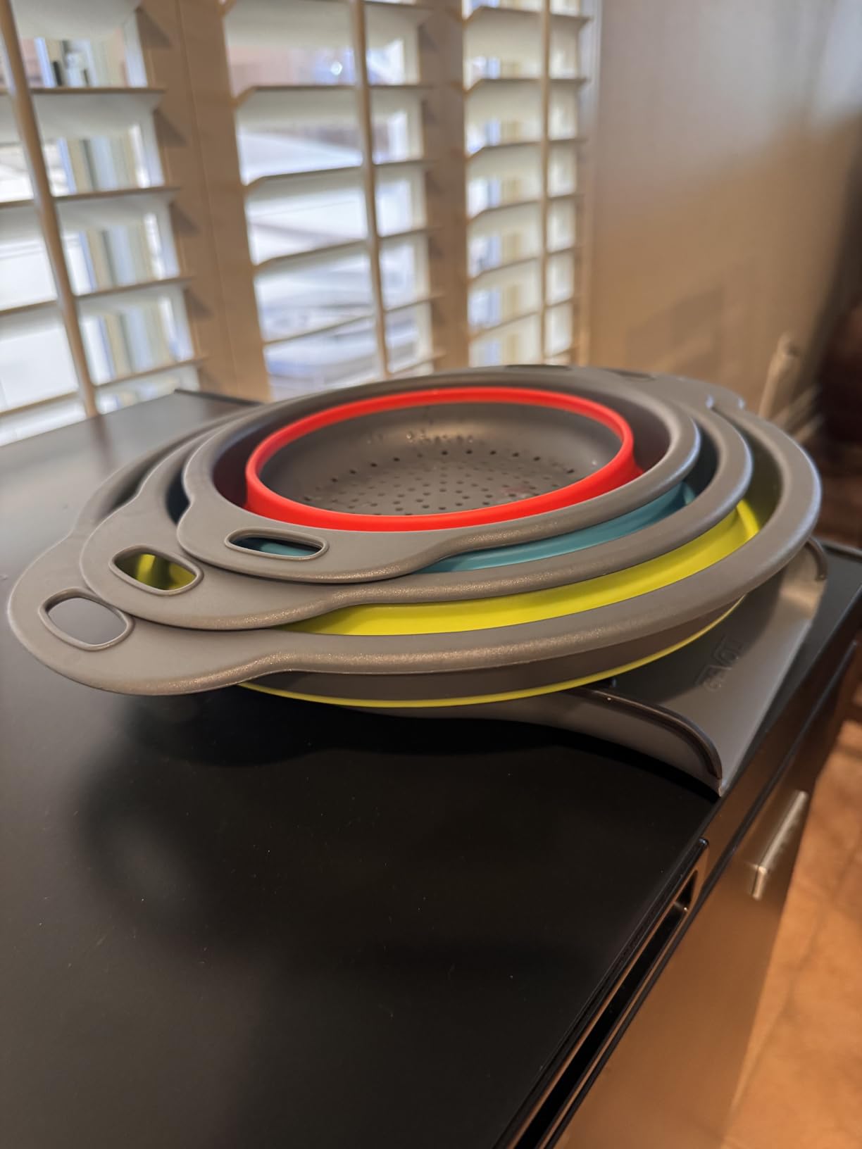 Gevoli Collapsible Colanders (3 Pack Set) Food Strainers with Over-Sink Water Draining Base for Pasta Fruits and Vegetables (Patent Pending) White (3 Sizes, 3QT, 4QT and 5 Quart) customer photo 2
