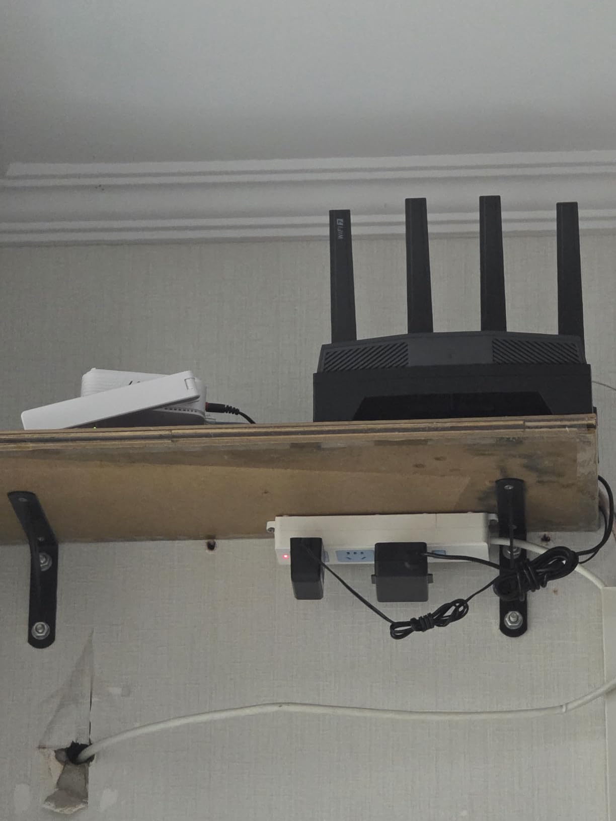 GL.iNet GL-BE9300 Flint 3 Tri-Band Wi-Fi 7 Router 5 x 2.5G VPN Router | Tri-Band Wi-Fi 7 with 6GHz, 9 Gbps wireless speed for smooth 8K streaming, low-latency gaming, and video calls customer photo 2