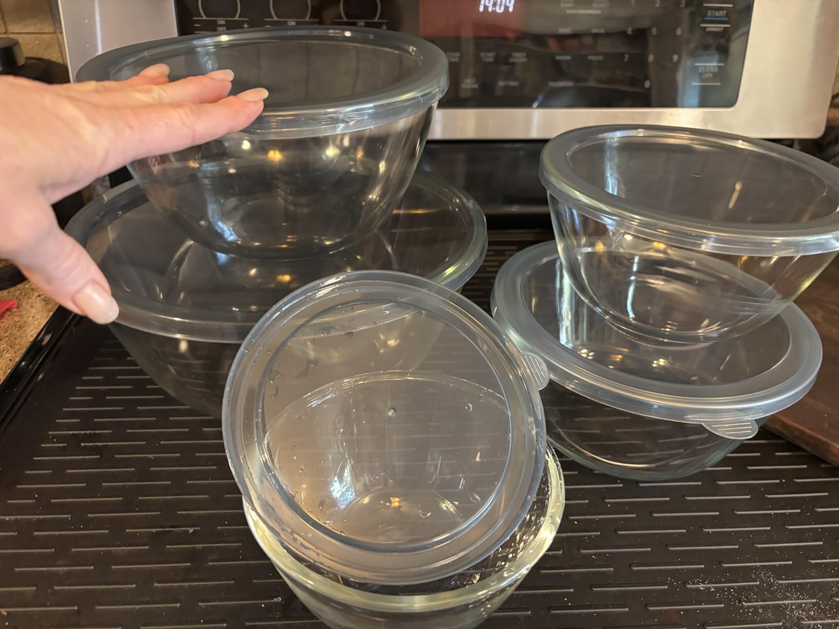 Glass Mixing Bowls with Lids Set of 5(4.78QT,2.2QT,1.7QT,1.1QT,0.85QT),Thick Glass Nesting Bowls for Kitchen Baking,Cooking Prep,Storage,Serving,Large Salad Bowls,Dishwasher Microwave Freezer Safe customer photo 2