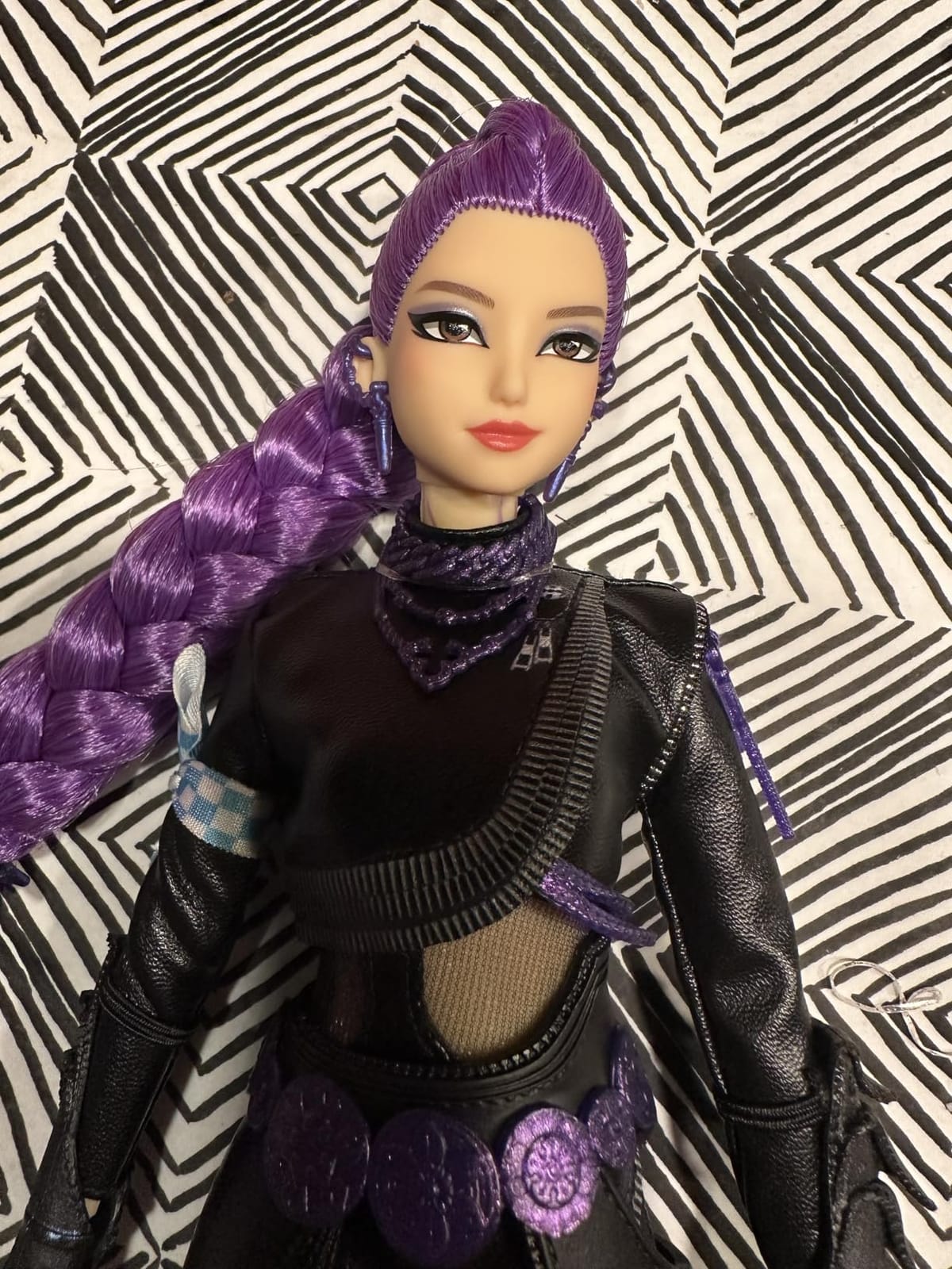 Mattel Kpop Demon Hunters HUNTR/X Rumi Deluxe Fashion Doll | Wearing Removable Battle Look with Sword Accessory, 11 Posable Joints, Inspired by the Movie customer photo 1