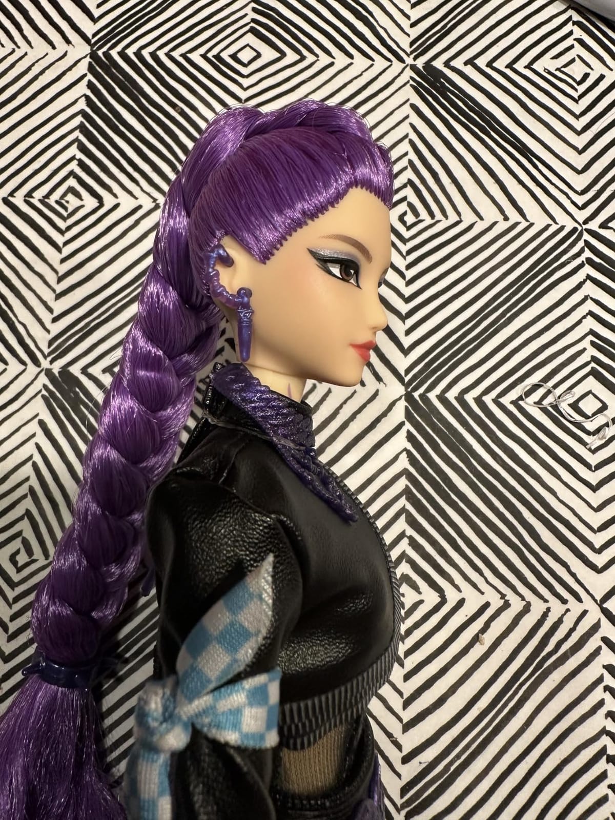 Mattel Kpop Demon Hunters HUNTR/X Rumi Deluxe Fashion Doll | Wearing Removable Battle Look with Sword Accessory, 11 Posable Joints, Inspired by the Movie customer photo 2