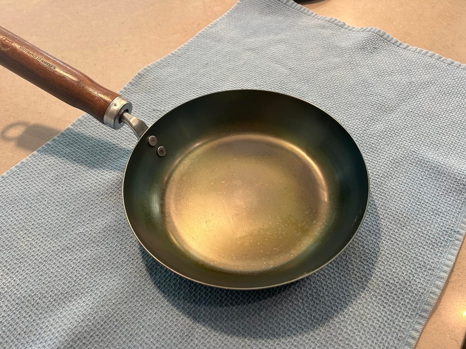 Crafted in Japan. Trusted by Chefs. Japanese Carbon Steel Frying Pan, Precision-Formed, Pre-Seasoned and Lightweight, Chef-Designed for High-Heat Control (11.0 inches) customer photo 2