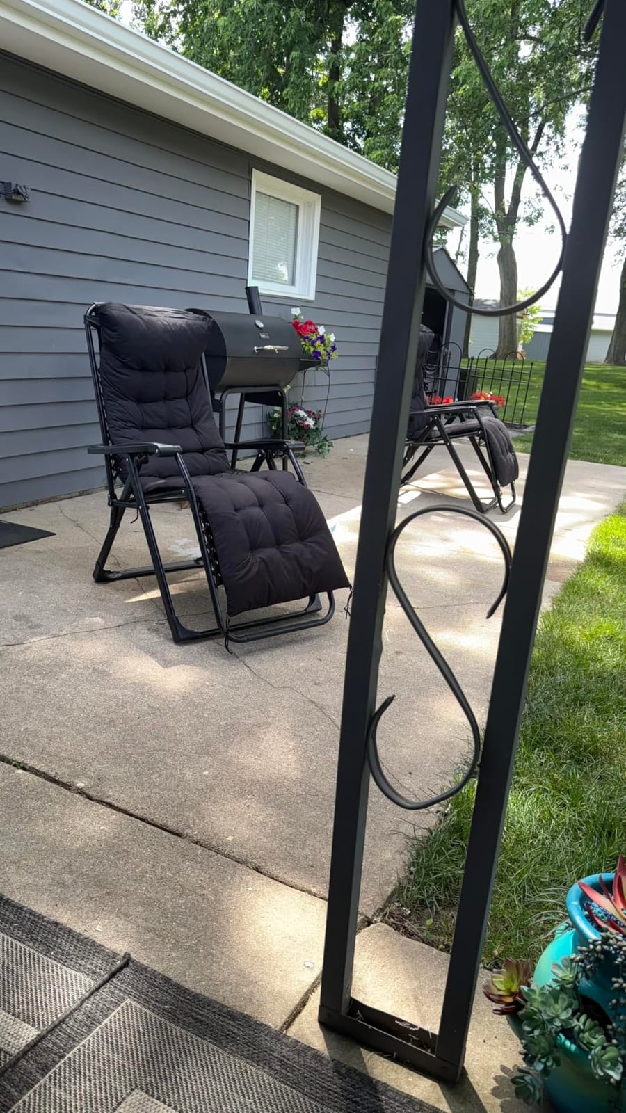 NEWBULIG Zero Gravity Chair, Folding Patio Recliner with Cup Holder Trays, Portable Lounge Chair with Removable Cushion for Beach & Camping, Classic Black customer photo 2