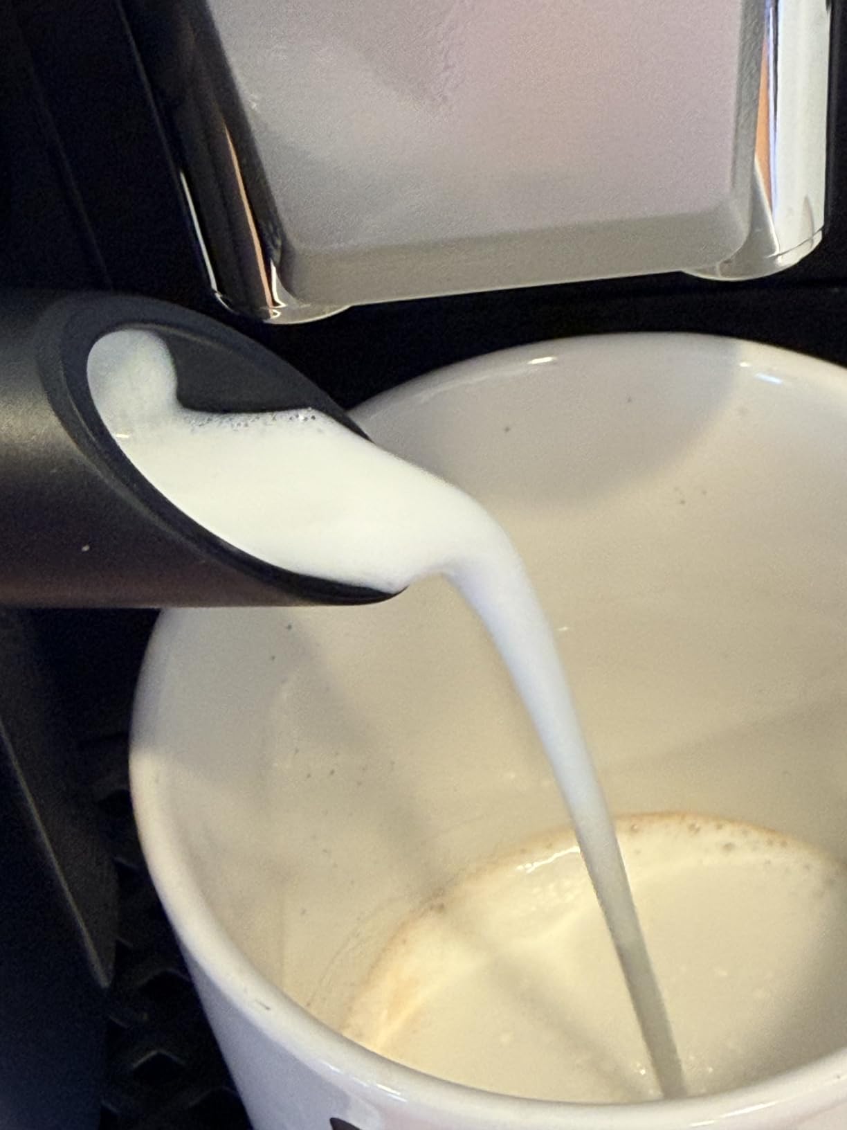PHILIPS 2300 Series Fully Automatic Espresso Machine, LatteGo Milk System | 3 Coffee Pre-Sets, ceramic grinder, customizable coffee strength & cup size, hot water, 15-bar pressure (EP2330/14) customer photo 1
