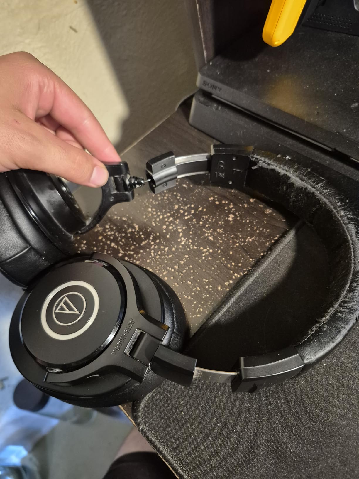Audio-Technica ATH-M40x Professional Studio Monitor Headphone, Black, with Cutting Edge Engineering, 90 Degree Swiveling Earcups, Pro-Grade Earpads/Headband, Detachable Cables Included customer photo 2